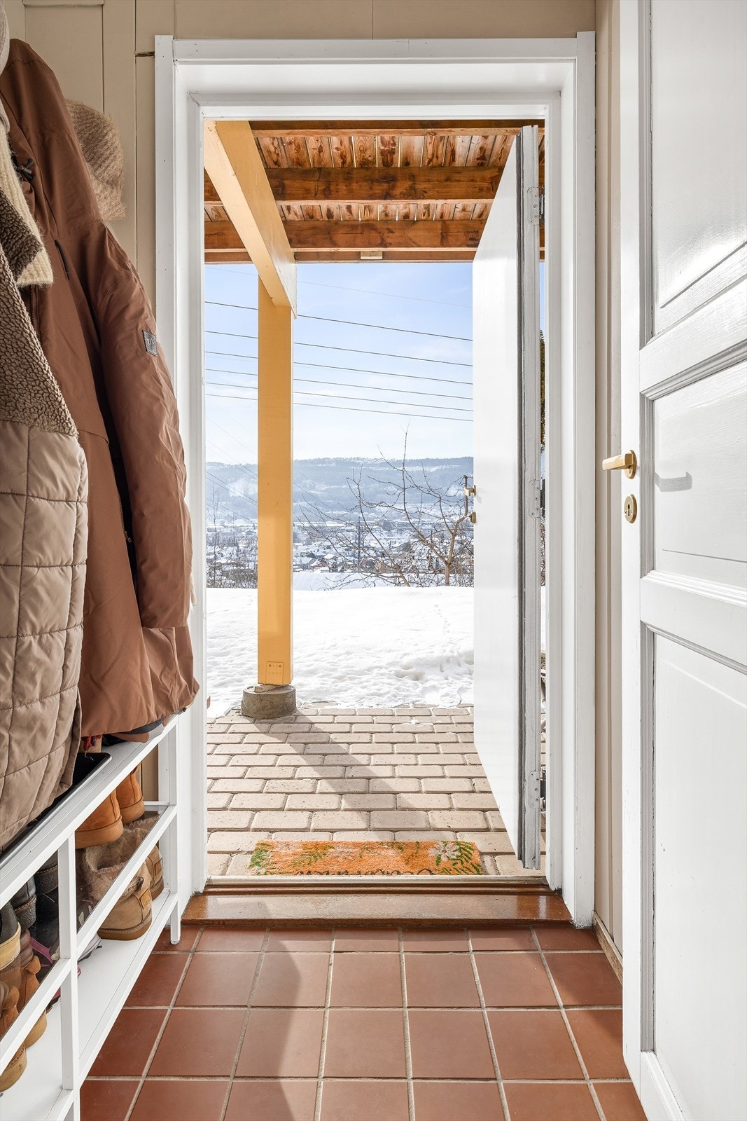 Separat, overbygget inngangsparti til utleiedelen med en hyggelig, steinbelagt uteplass - Utleiedel. Galleribilde