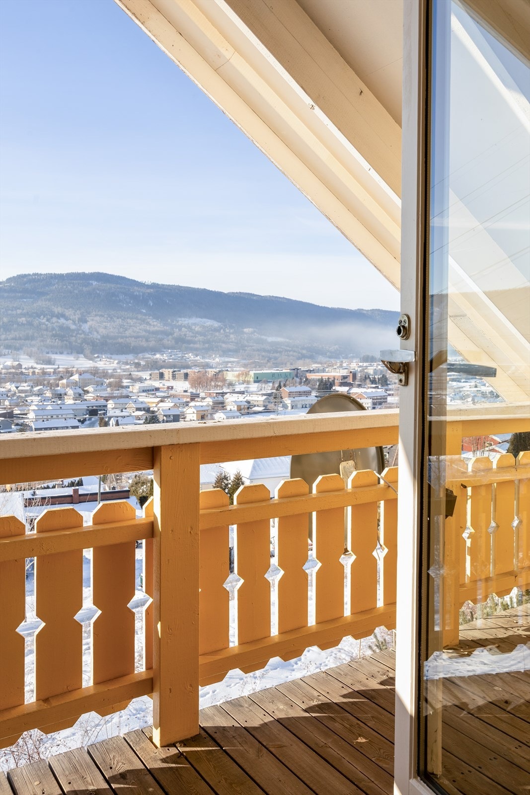 Den overbygde verandaen i andre etasje gir en lun plass for å nyte utsikten. Galleribilde