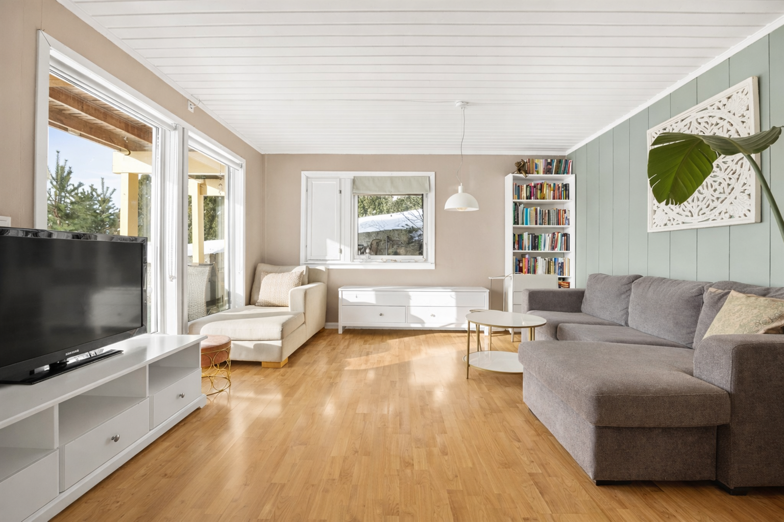 Overflatene i utleiedelen består av laminat på gulv, malte vegger og panel i himling. (Bildet/løst interiør er digitalt ordnet). Galleribilde