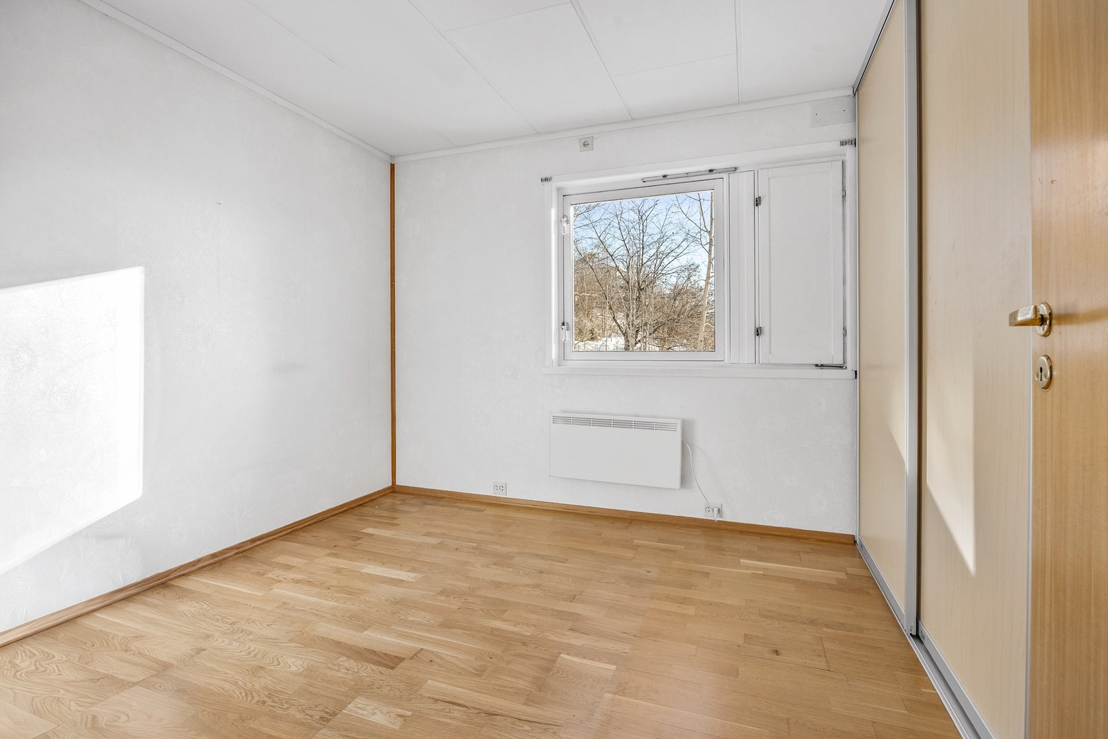 Soverommet har parkett på gulvet og malte veggflater. Galleribilde