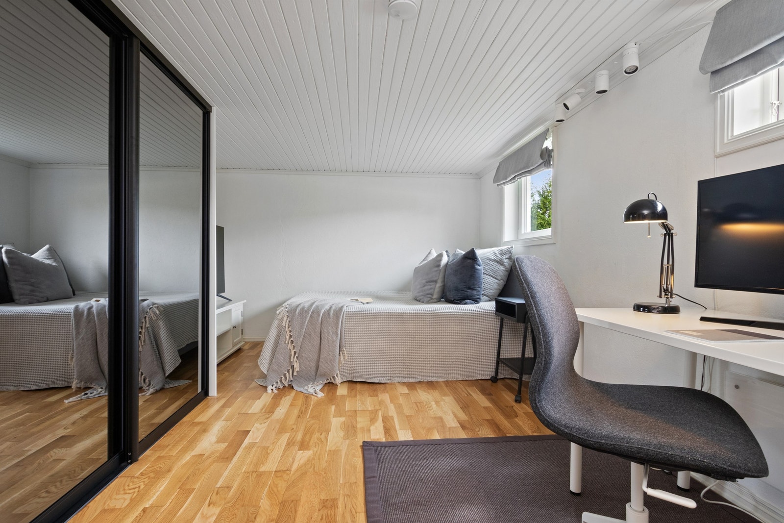 Soverom med plassbygget skyvedørsgarderobe med speildører. Galleribilde