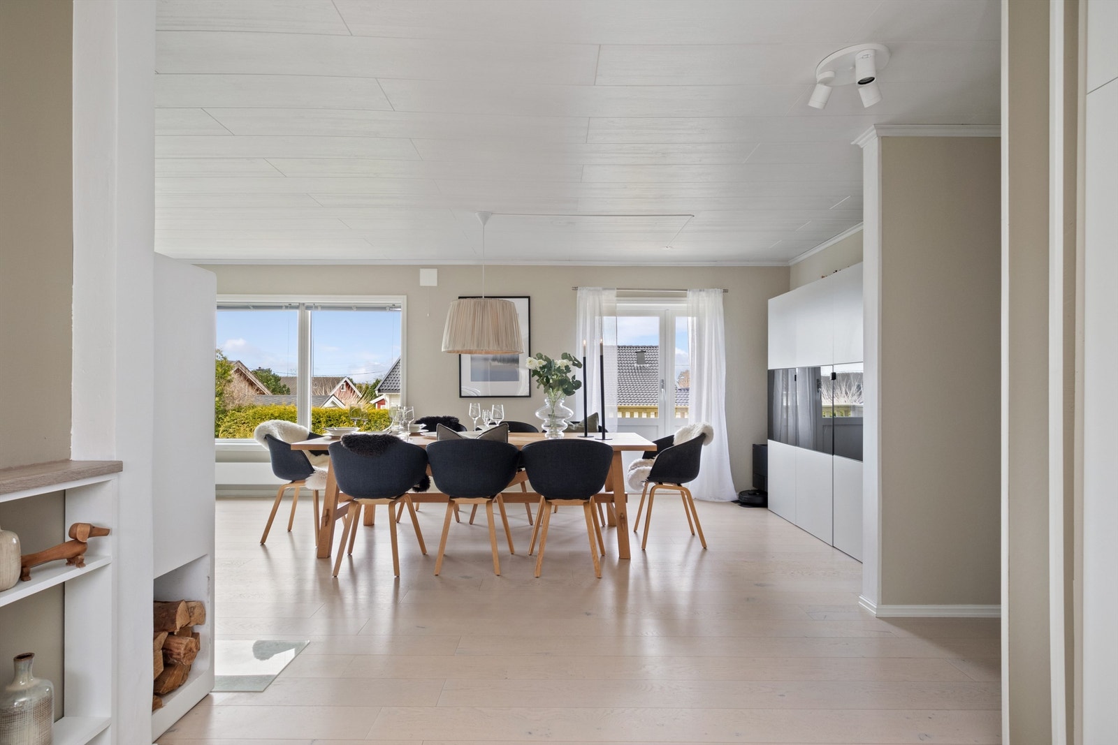 Gjennomgående lys og hyggelig fellesrom. Galleribilde