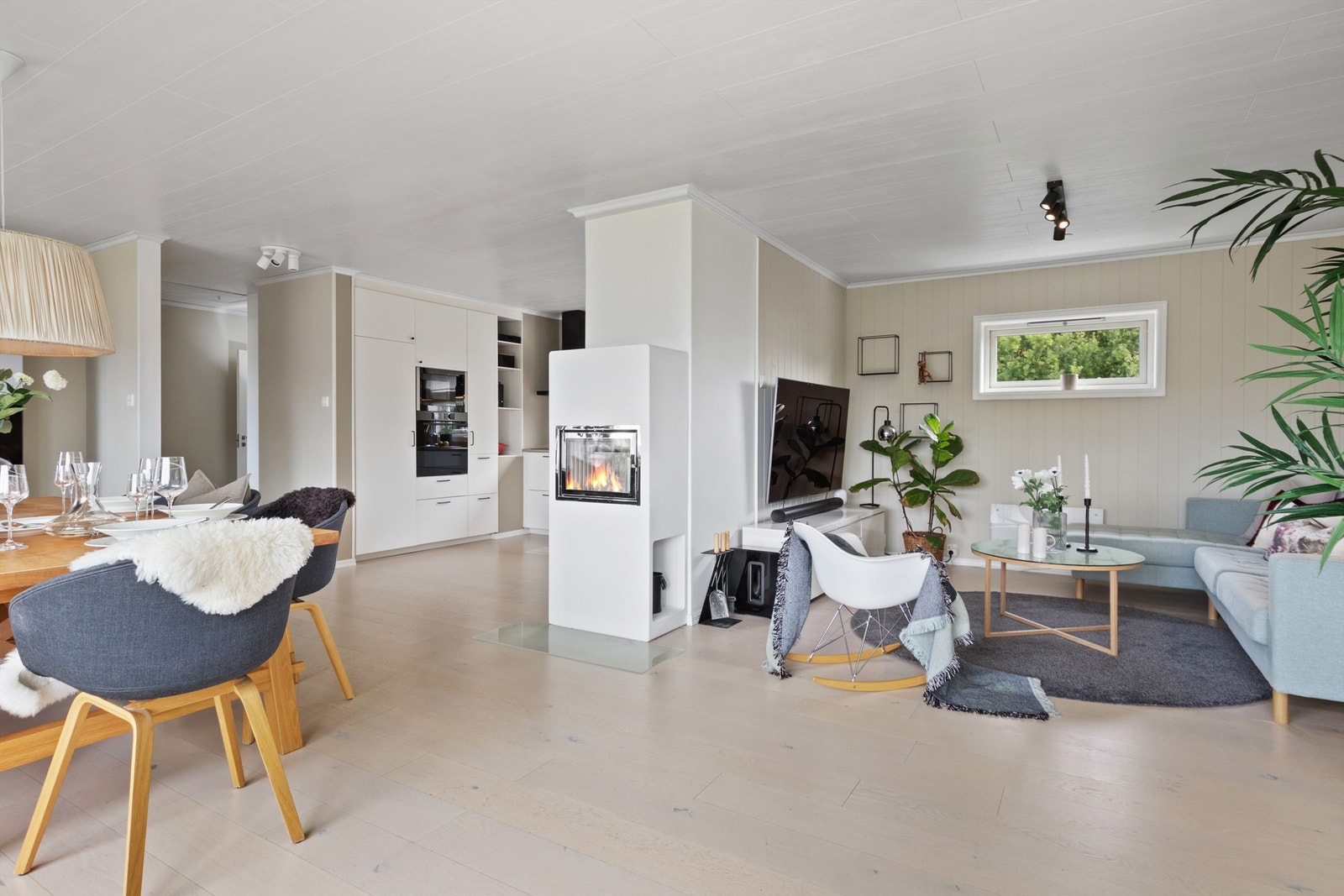 Svært sosialt allrom med åpen løsning mellom kjøkken og stue/spisestue. Galleribilde