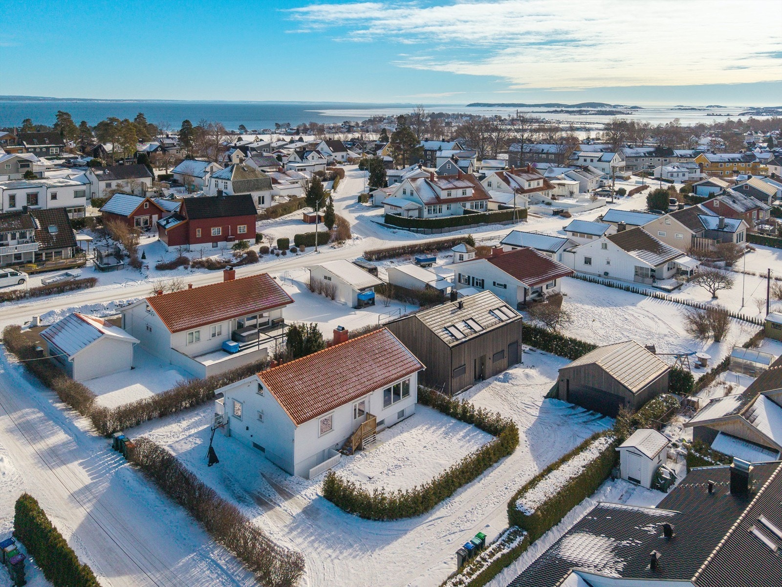 Velholdt enebolig med en attraktiv og solfylt beliggenhet i et av Tolvsrøds mest populære boligområder. Galleribilde