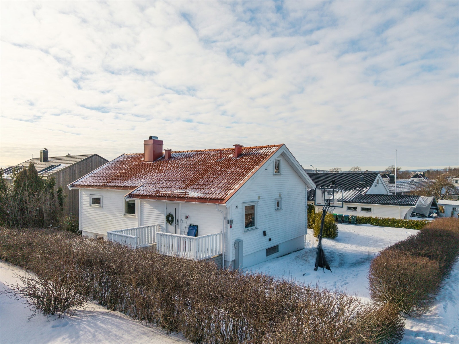 Eiendommen ligger i et svært populært og solrikt boligområde på Tolvsrød. Galleribilde
