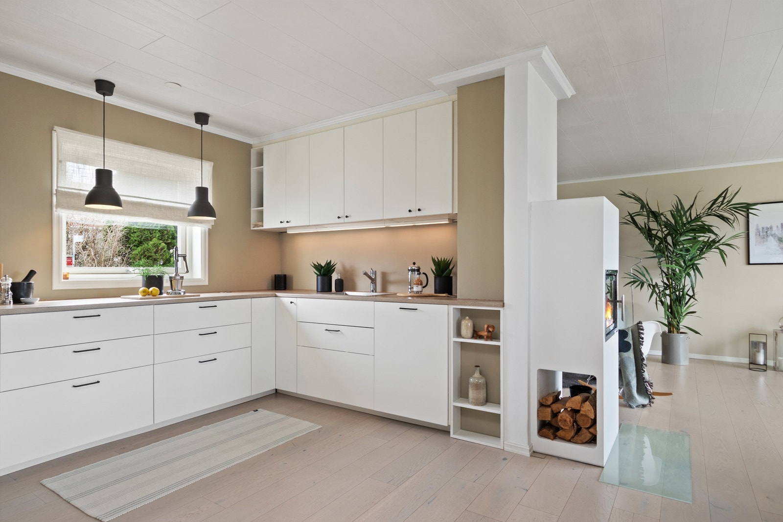 Kjøkkenet har slette fronter, benkeplate av laminat og integrerte hvitevarer som koketopp, stekeovn, mikrobølgeovn, oppvaskmaskin og kjøleskap. Komfyrvakt er montert ved ventilator. Galleribilde