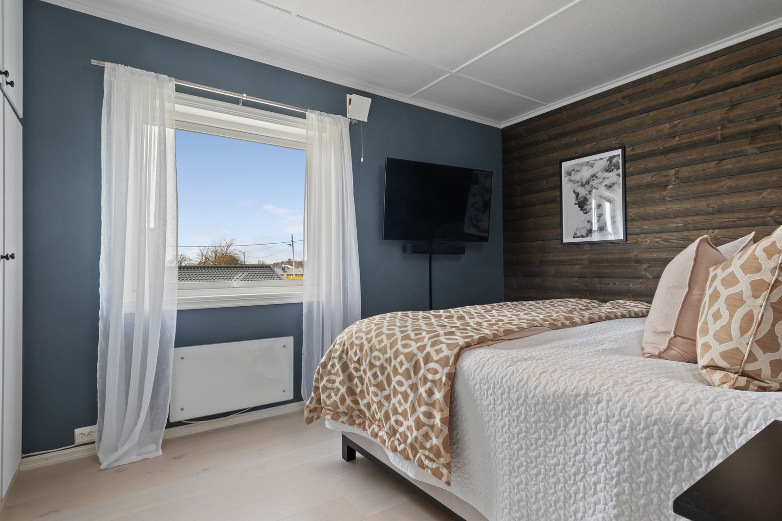 Hovedsoverom med god plass til dobbeltseng. Galleribilde