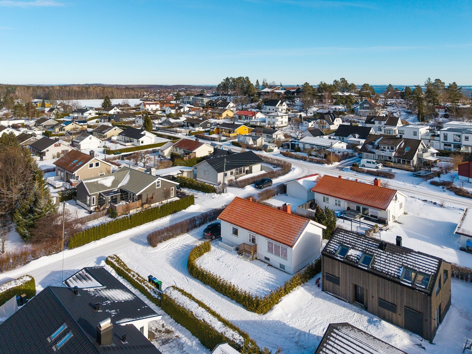 Boligen er jevnlig oppgradert med blant annet nytt kjøkken, etterisolering, ny kledning, tak og de fleste vinduer - og fremstår som godt vedlikeholdt. Galleribilde