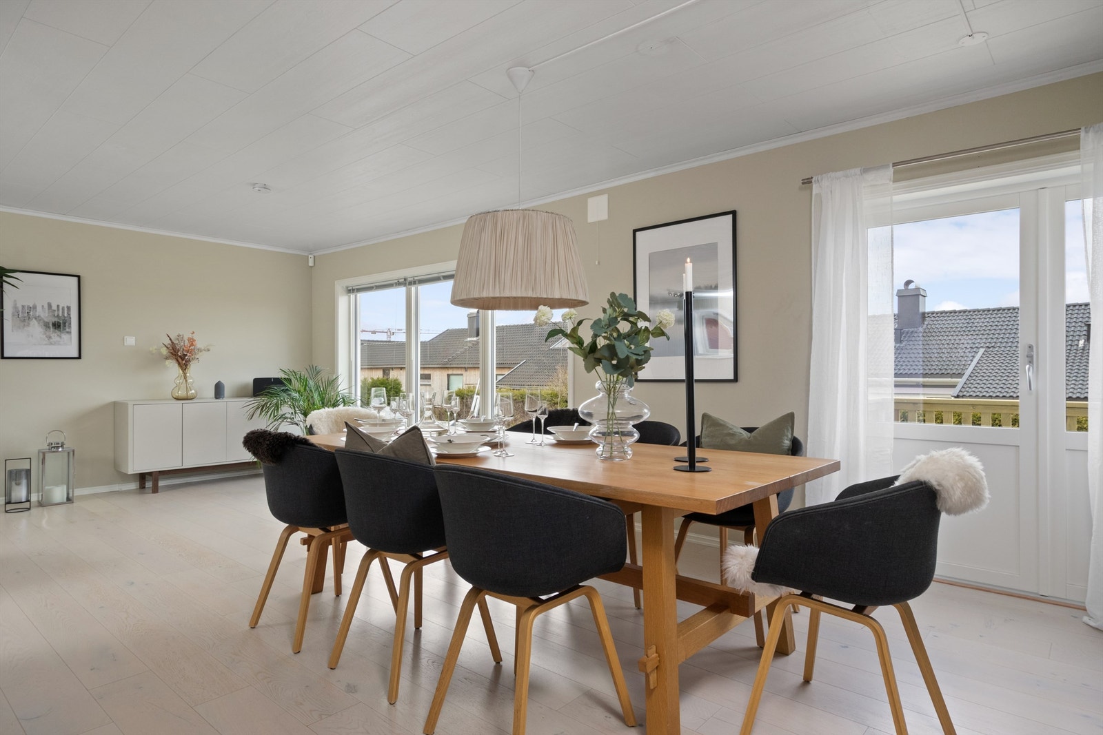 God plass til spisemøblement og sofa. Galleribilde