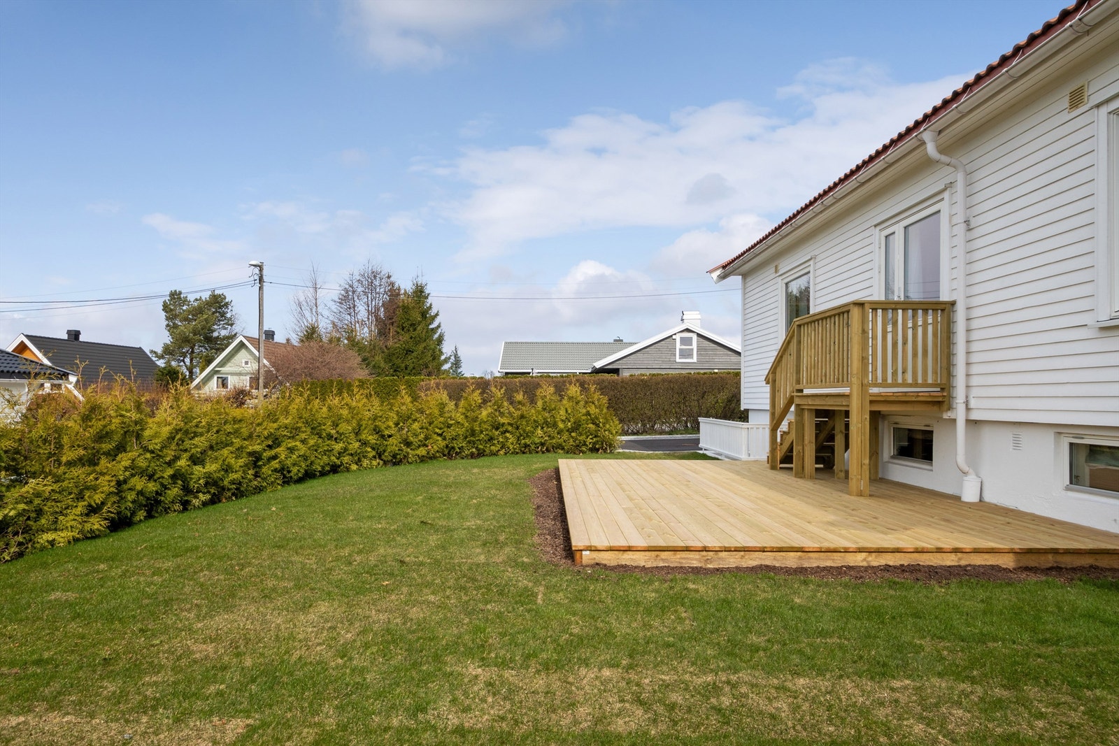 Velholdt med trapp opp til stuen. Galleribilde