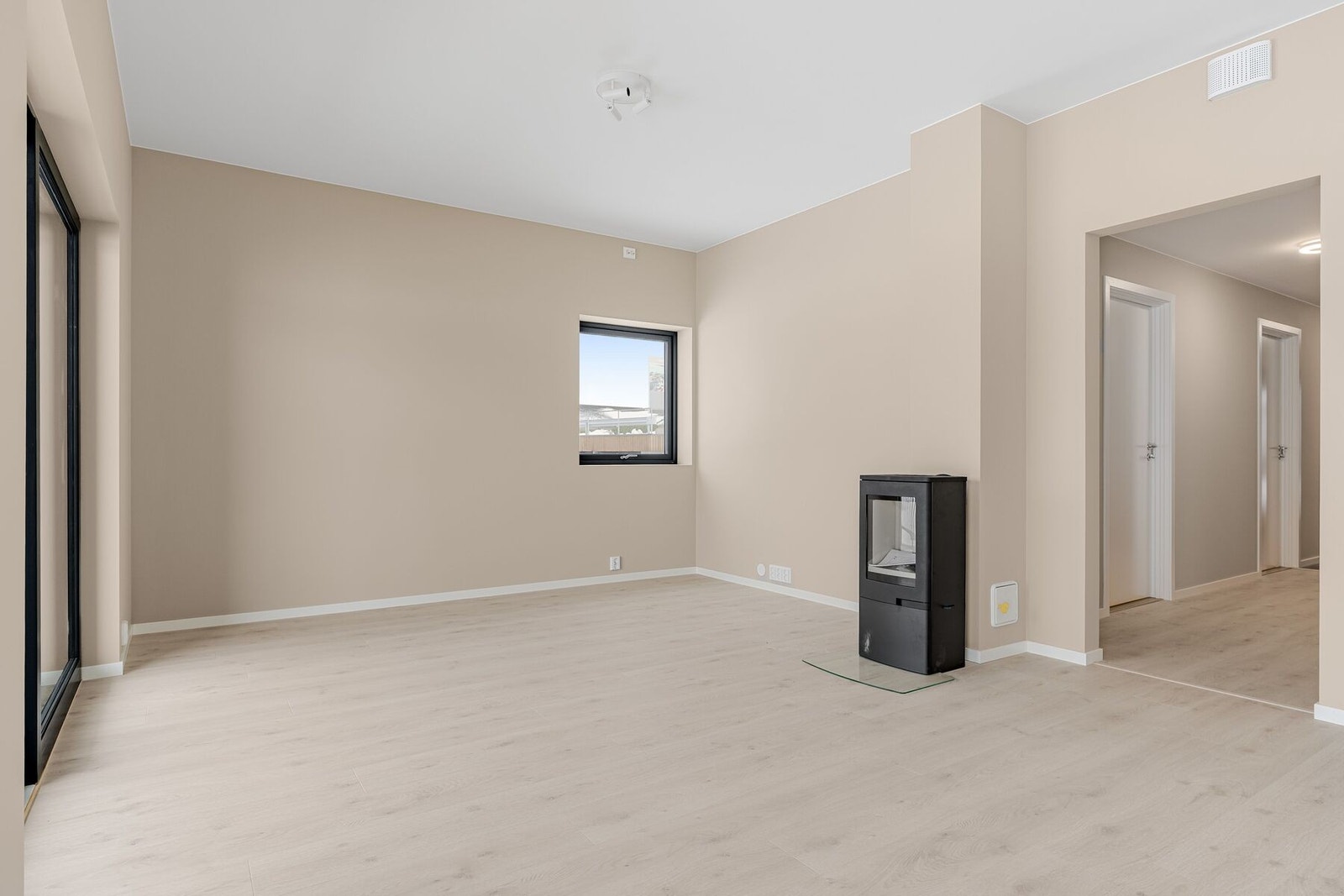 Det er installert vedovn. Dette skaper en koselig atmosfære og er en god oppvarmingskilde Galleribilde