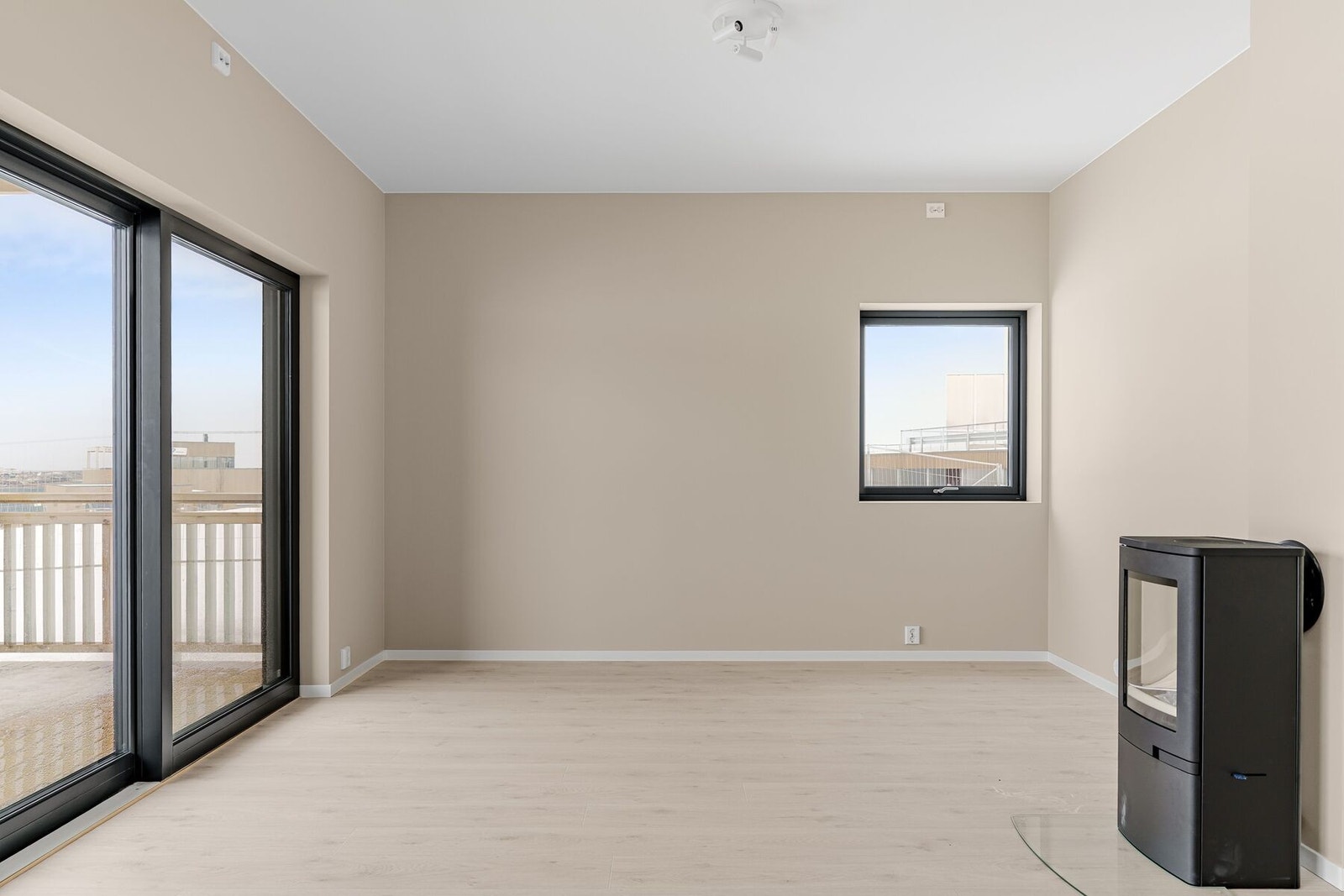 Stuen har store vindusflater som gir rikelig med lysinnslipp Galleribilde