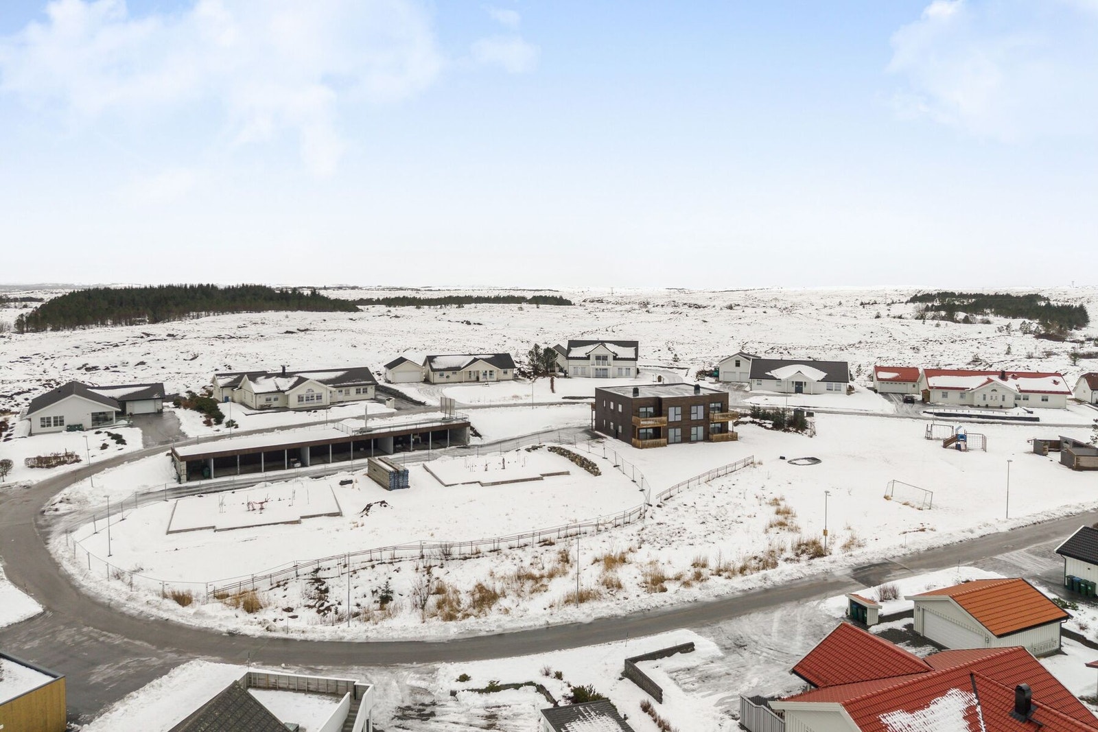 Det bugner med turområder, fiskeplasser og flott natur i alle retninger Galleribilde