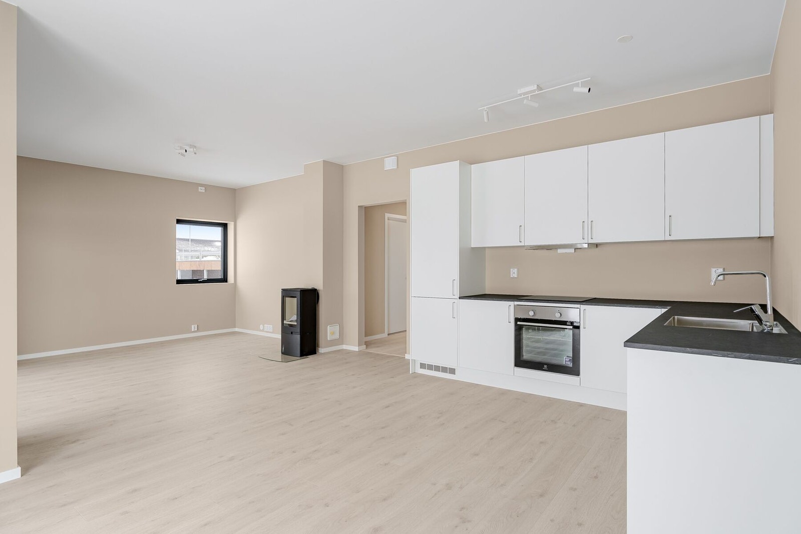 Pent kjøkken med integrerte hvitevarer fra Aubo Galleribilde