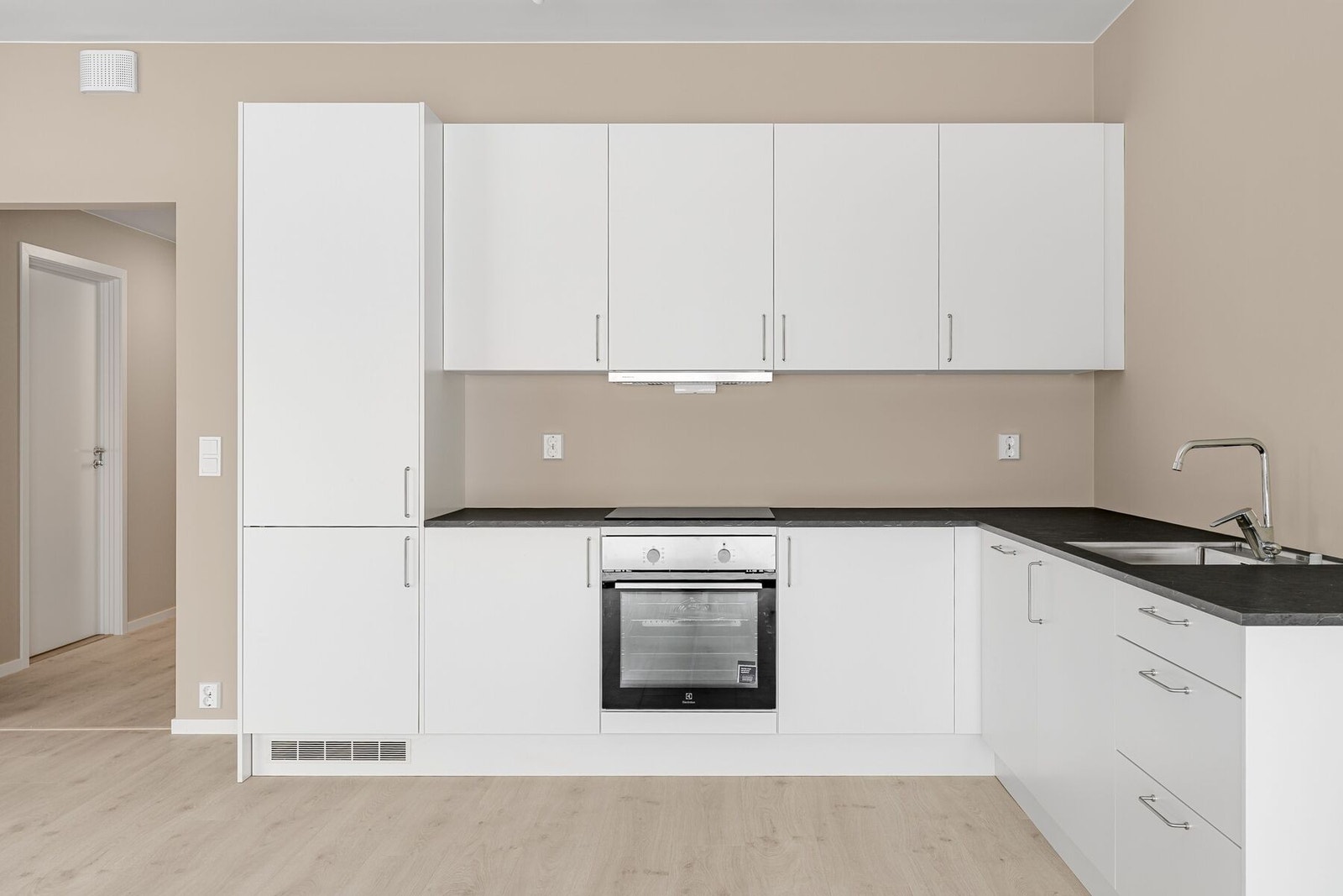 Integrert stekeovn, steketopp, oppvaskmaskin og kjøleskap Galleribilde