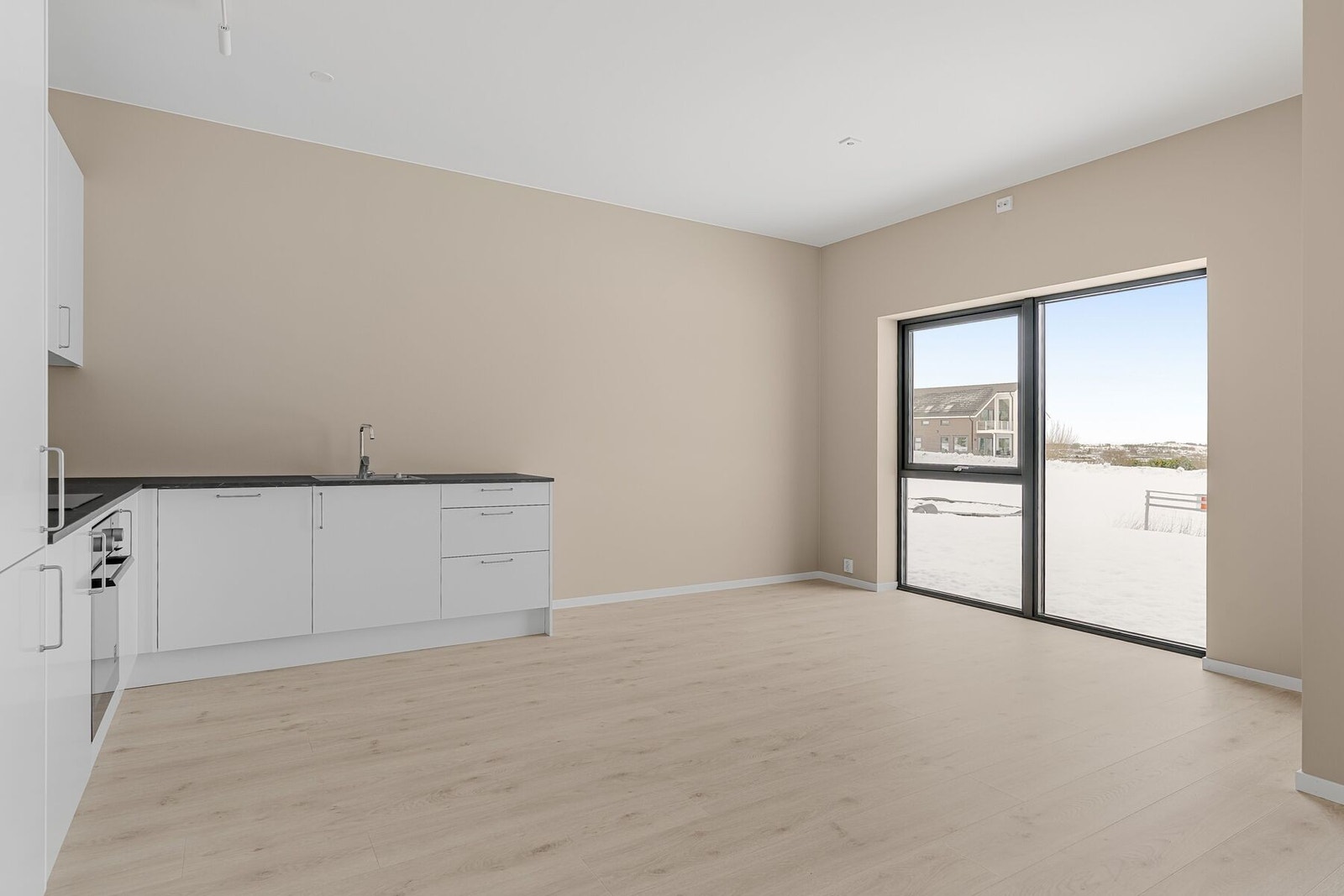 God plass til spisebord i tilknytting til kjøkkenet Galleribilde