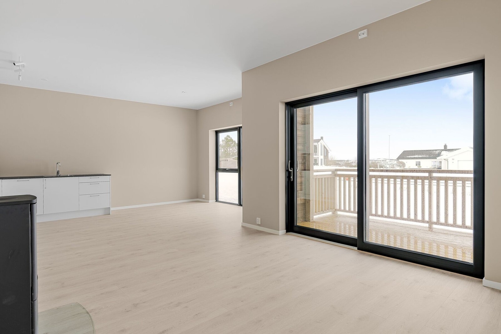 Lys og romslig stue-/kjøkkenløsning Galleribilde