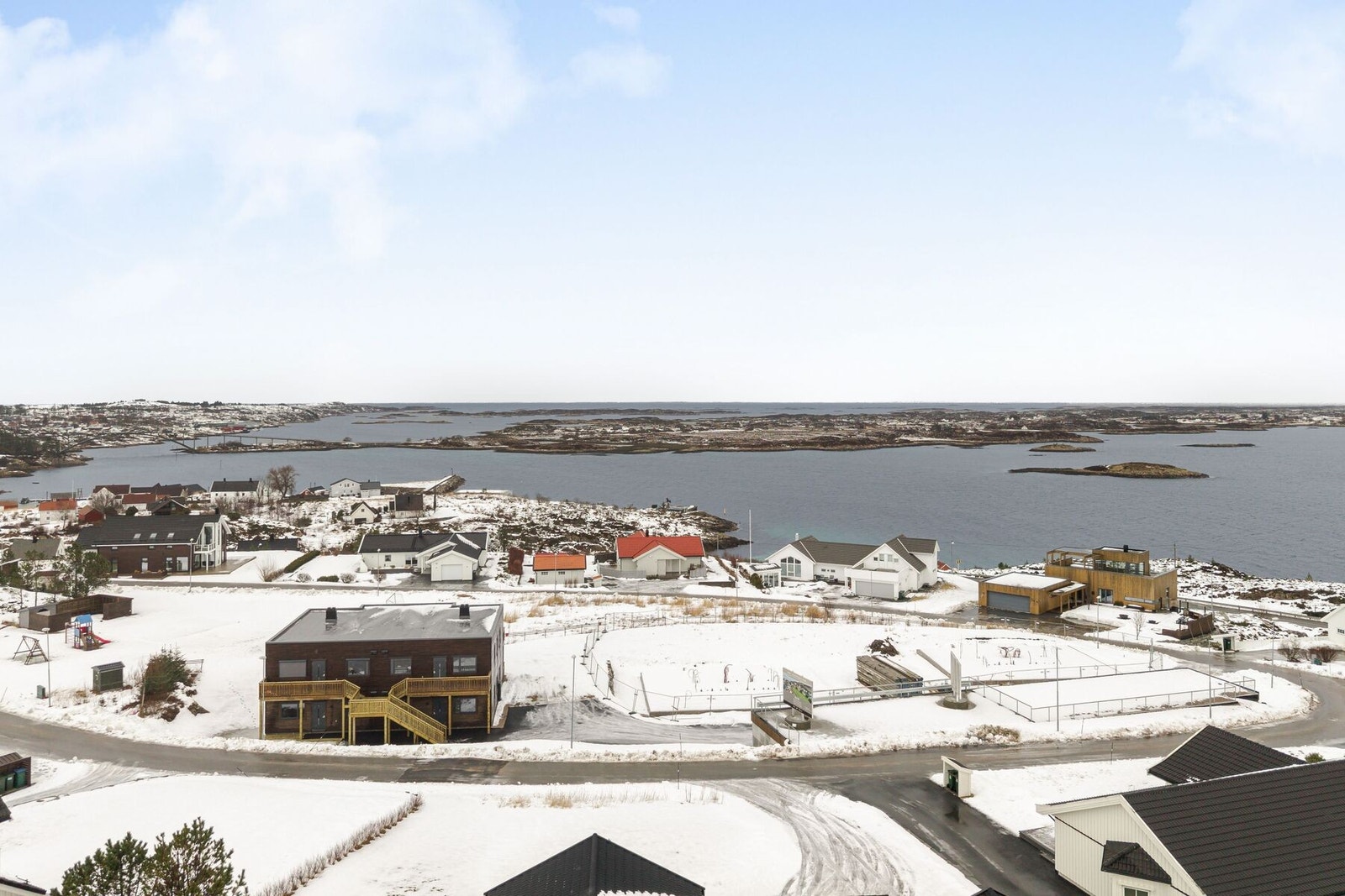 Leiligheten har nærhet til sjøen og byr på flott utsikt Galleribilde