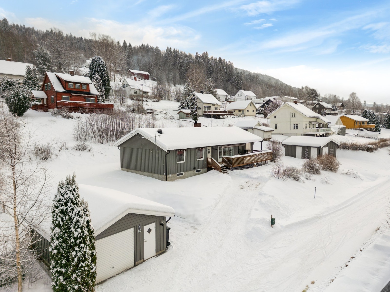 Solrik beliggenhet i etablert boligområde. Galleribilde