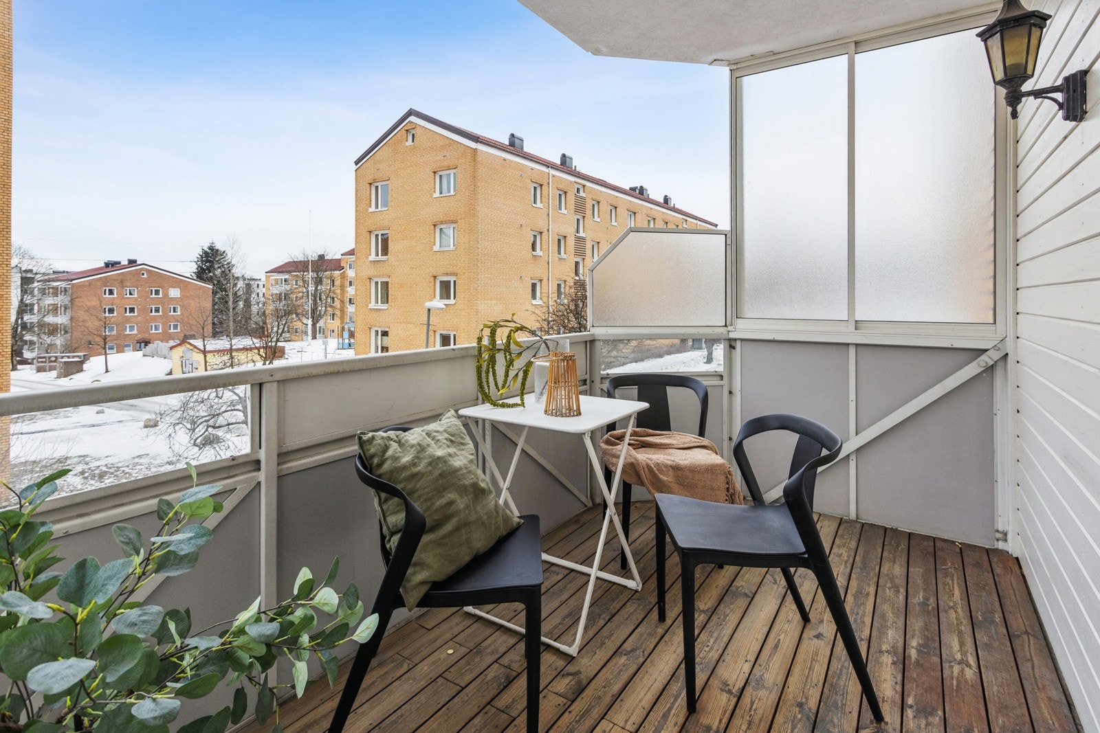 Leilighetens balkong er vestendt og med fint utsyn Galleribilde