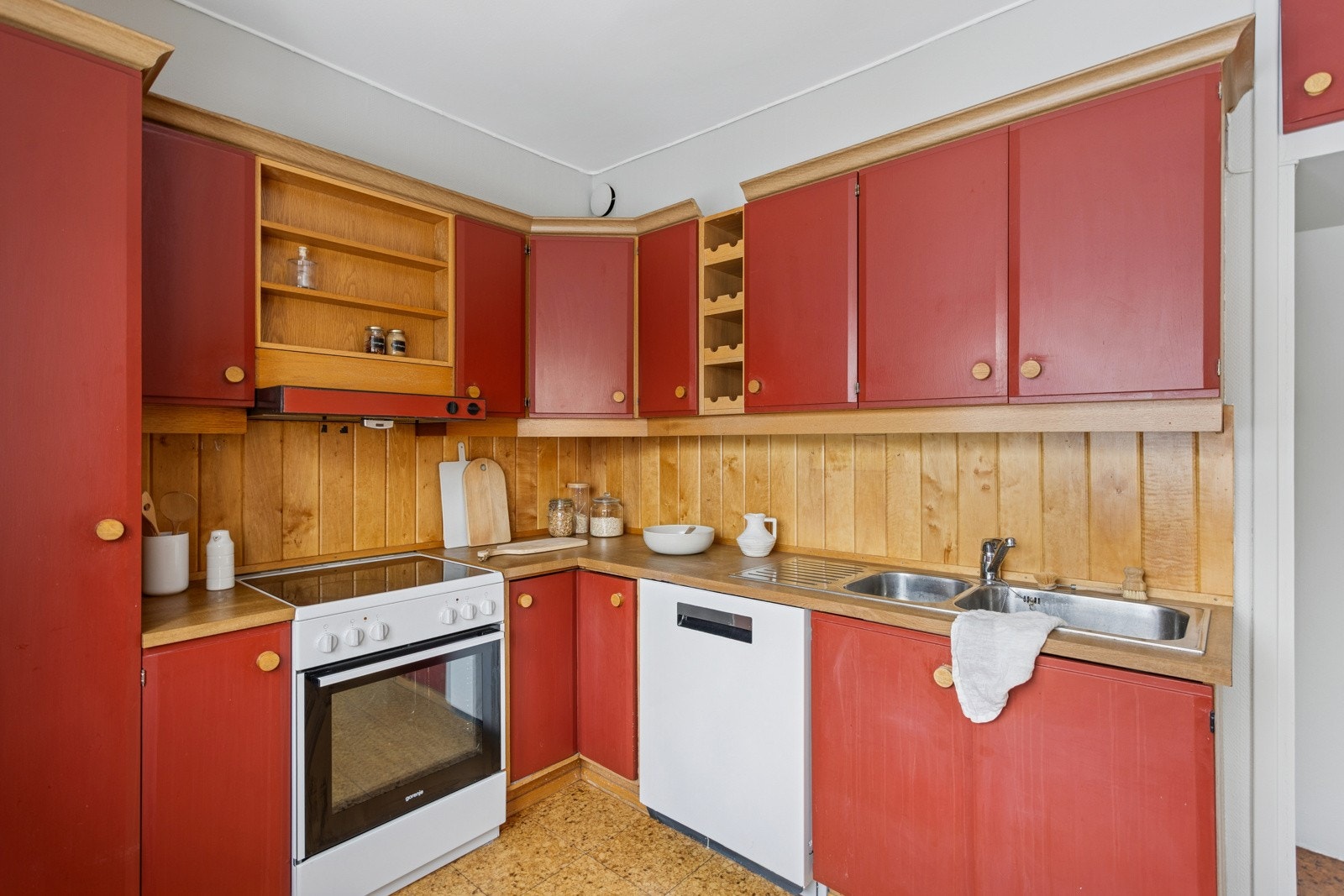 Separat kjøkken med god skapplass Galleribilde