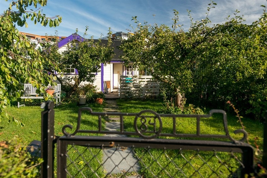 Boligen ligger i idylliske omgivelser her fra kolonihyttene på Etterstad Galleribilde