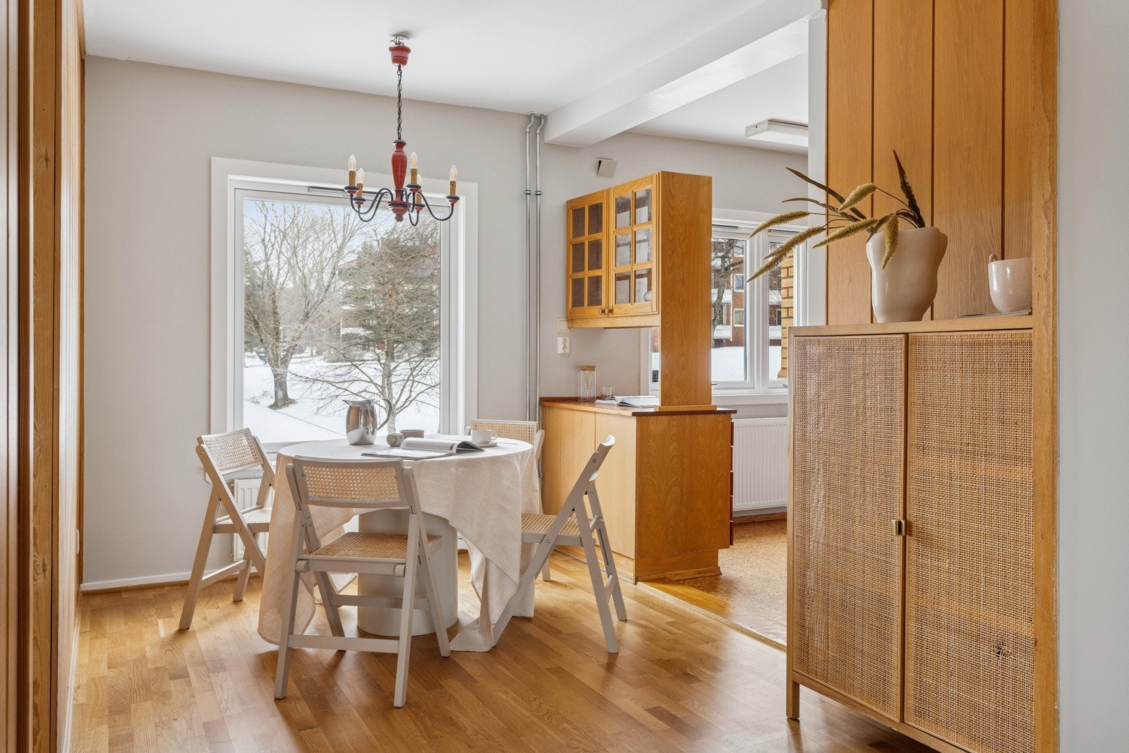 Stuen er romslig og er lett å møblere Galleribilde