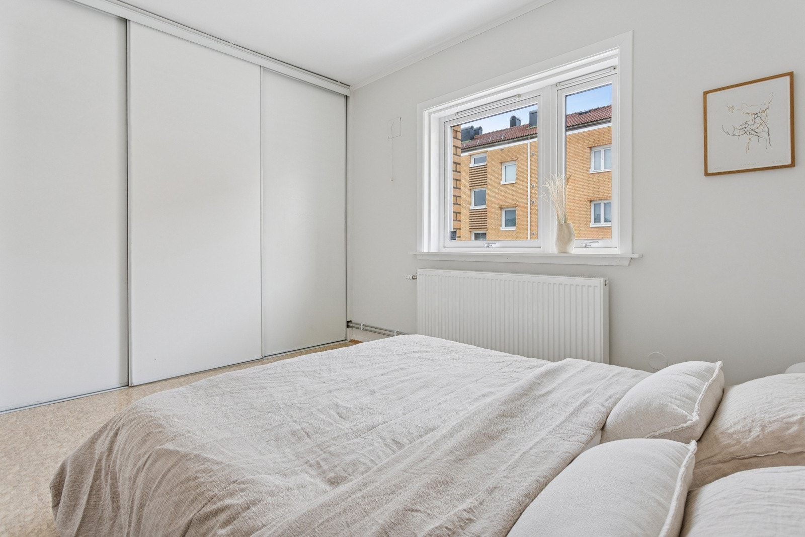 Soverommet har romslig skyvedørsgarderobe Galleribilde