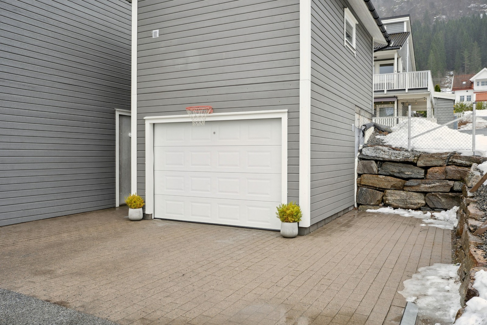 - Det er i nyere tid lagt belegningsstein ved garasjen - Galleribilde