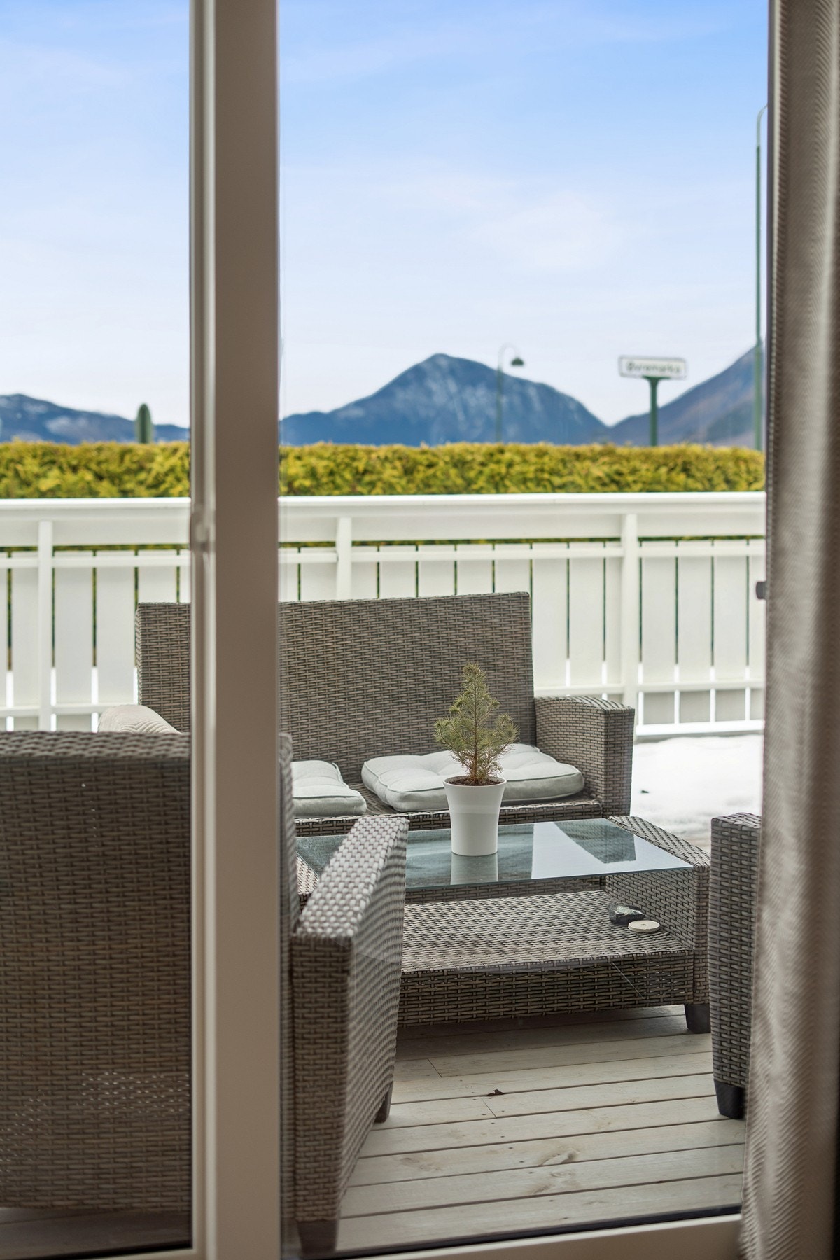 - Fra stuen har du utgang til koselig terrasse - Galleribilde