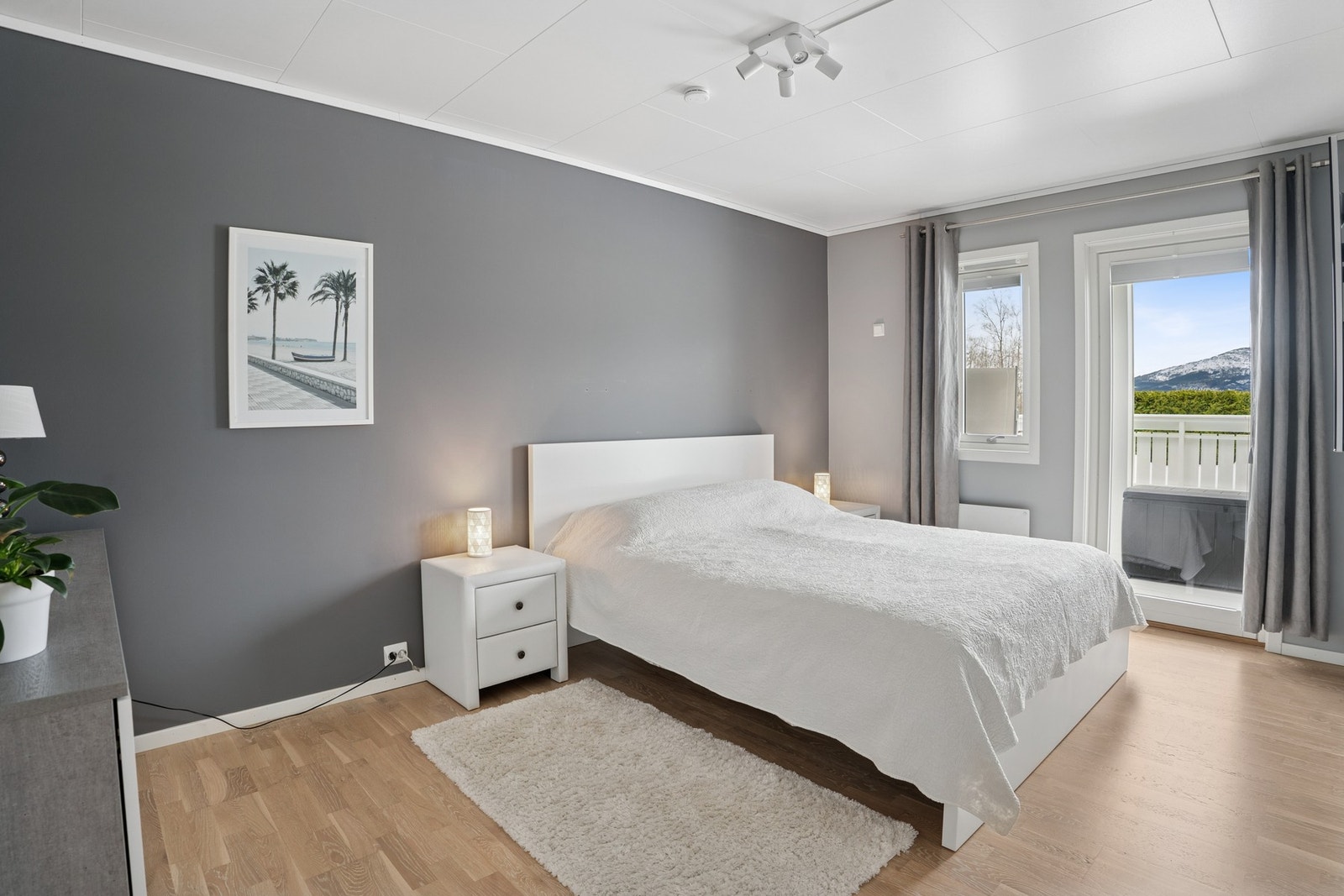 - Boligen har til sammen tre soverom, hovedsoverommet måler hele 13.3 m² - Galleribilde