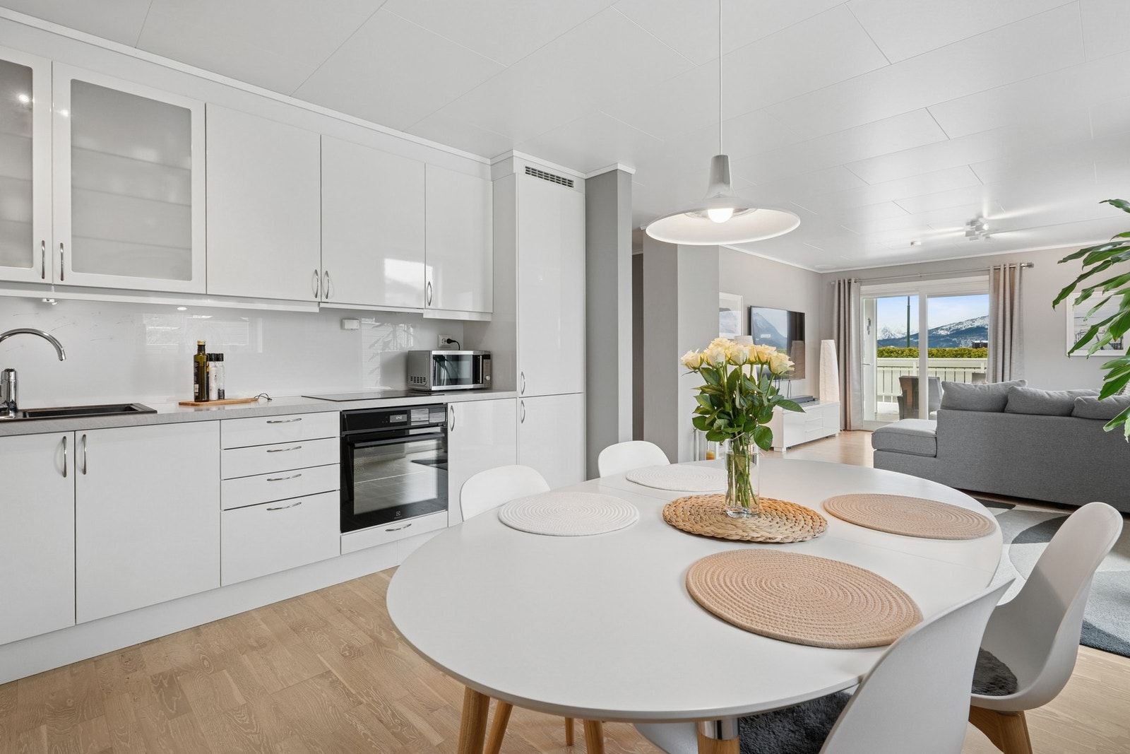 - Den vertikaldelte tomannsboligen ble oppført i 2014 og holder en høy og moderne standard - Galleribilde