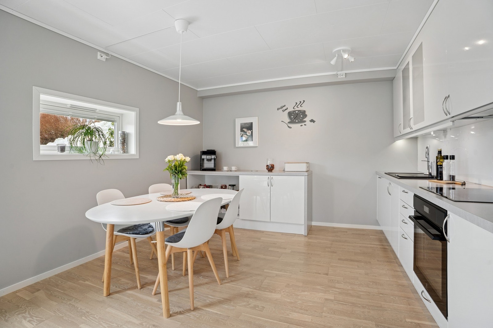 - Kjøkken har lys innredning med glatte fronter og laminatbenkeplate - Galleribilde