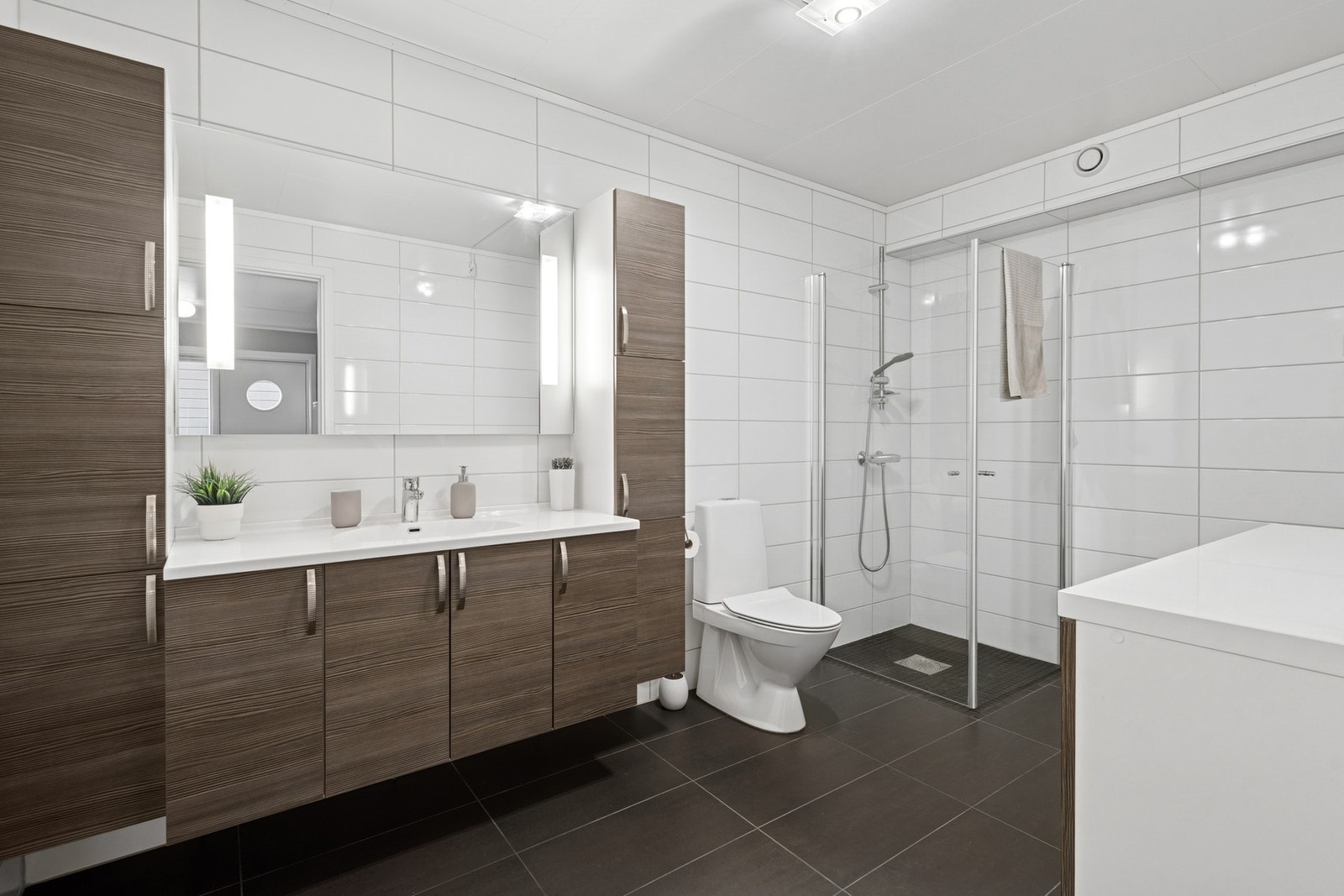 - Baderommet er av god størrelse og har varmekabler i gulvet - Galleribilde