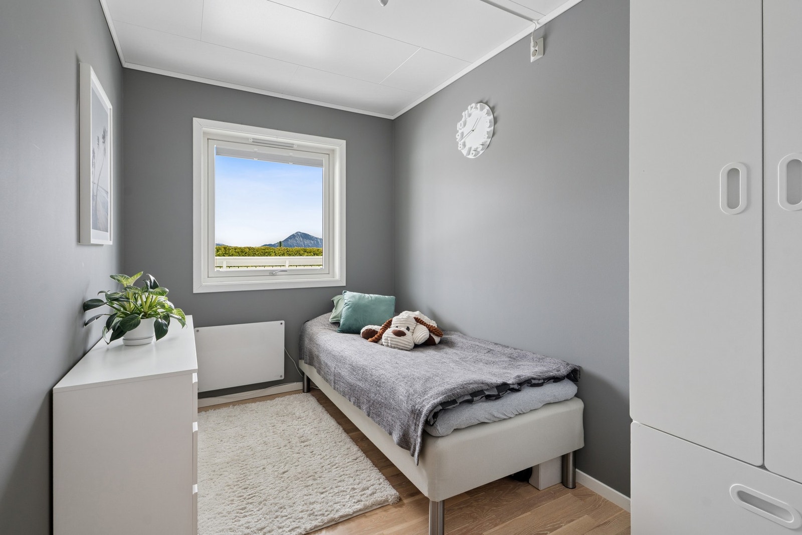 - Soverom 2 med panelovn og garderobeskap - Galleribilde