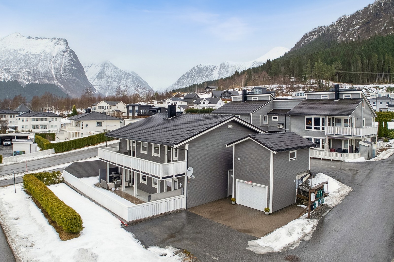 - Eiendommen har du flere parkeringsplasser og garasje - Galleribilde