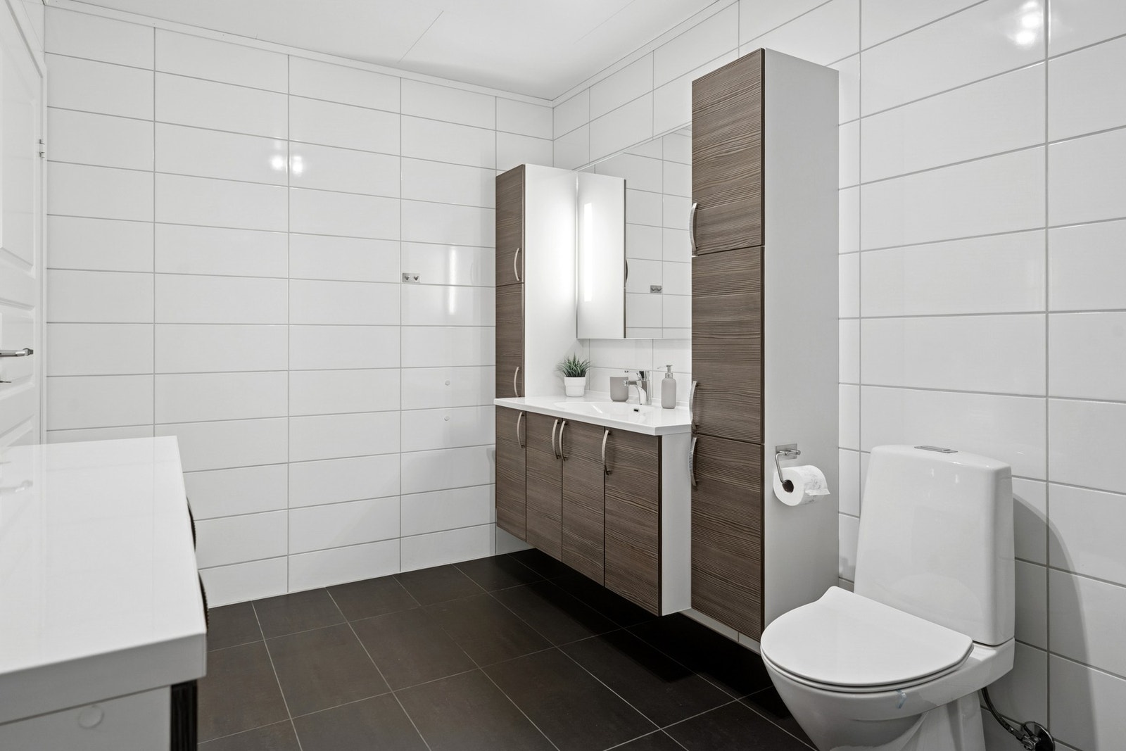 - Baderommet har servant med god oppbevaringsmulighter, toalett og dusjhjørner - Galleribilde