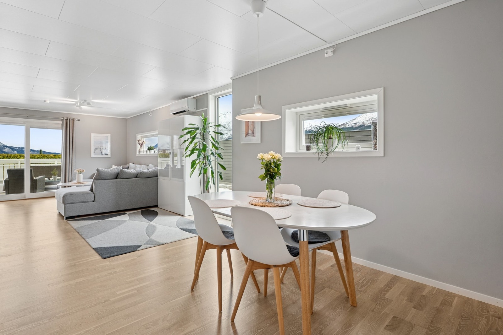 - Den åpne stue/-kjøkken løsningen er på ca. 37 m² - Galleribilde