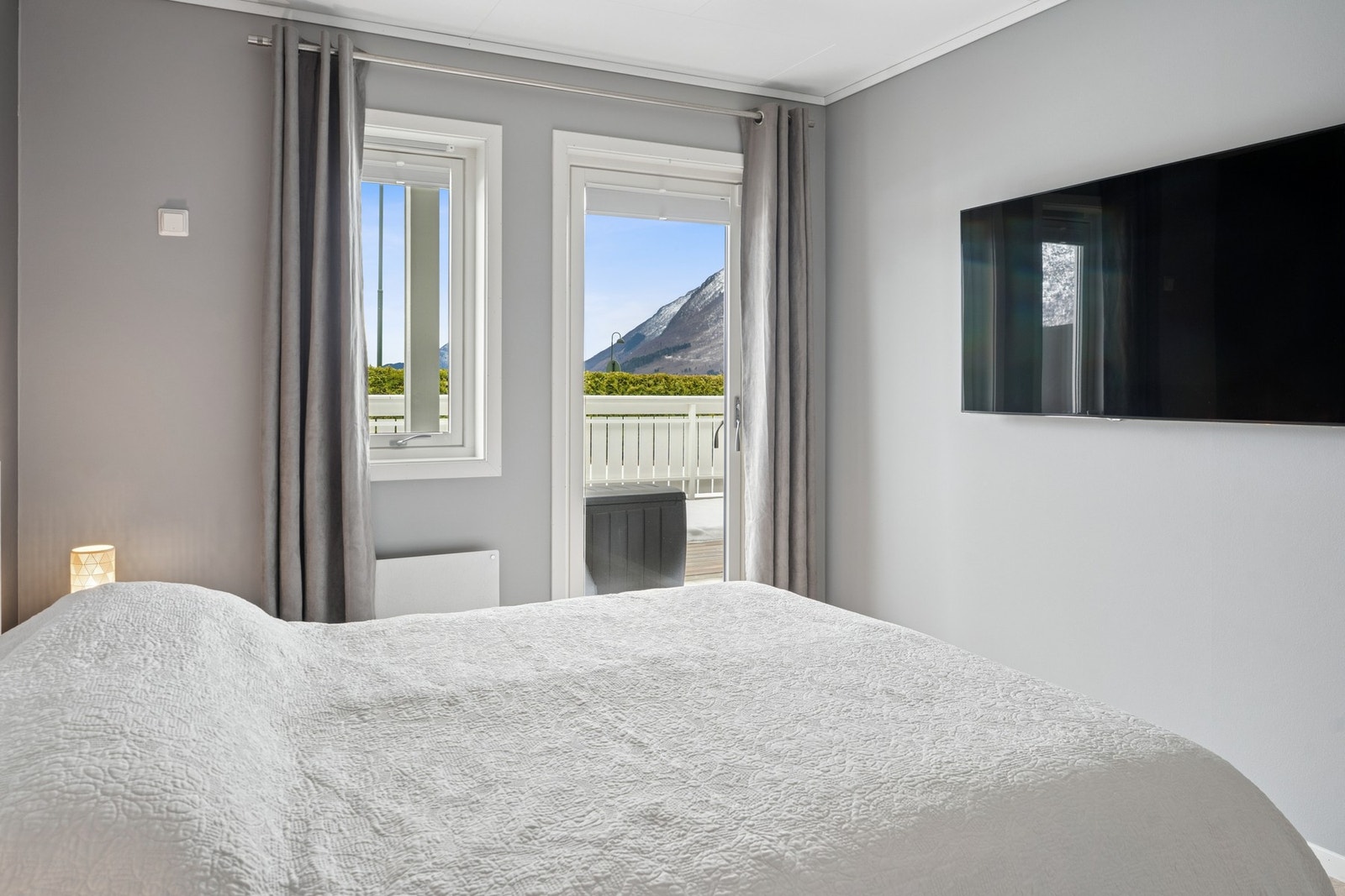 - Fra hovedsoverommet har du utgang ut til terrassen - Galleribilde