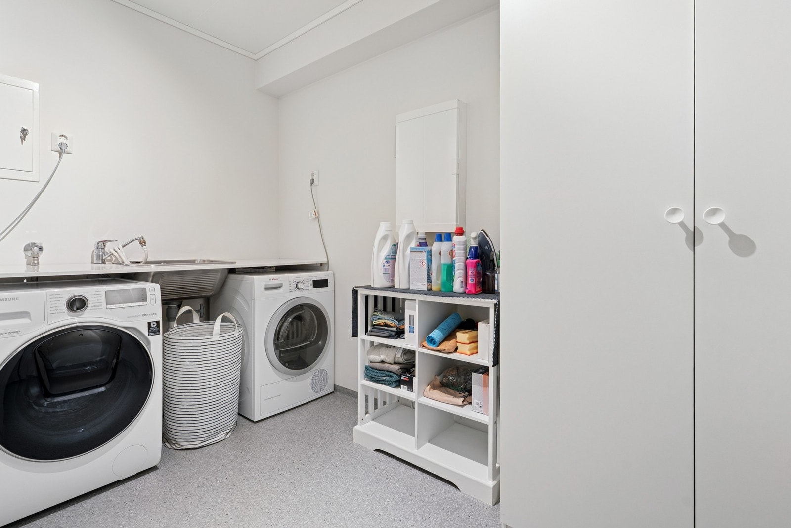 - Praktisk vaskerom med opplegg for vaskemaskin og tørketrommel og benkeplate med utsparing for vaskekum - Galleribilde