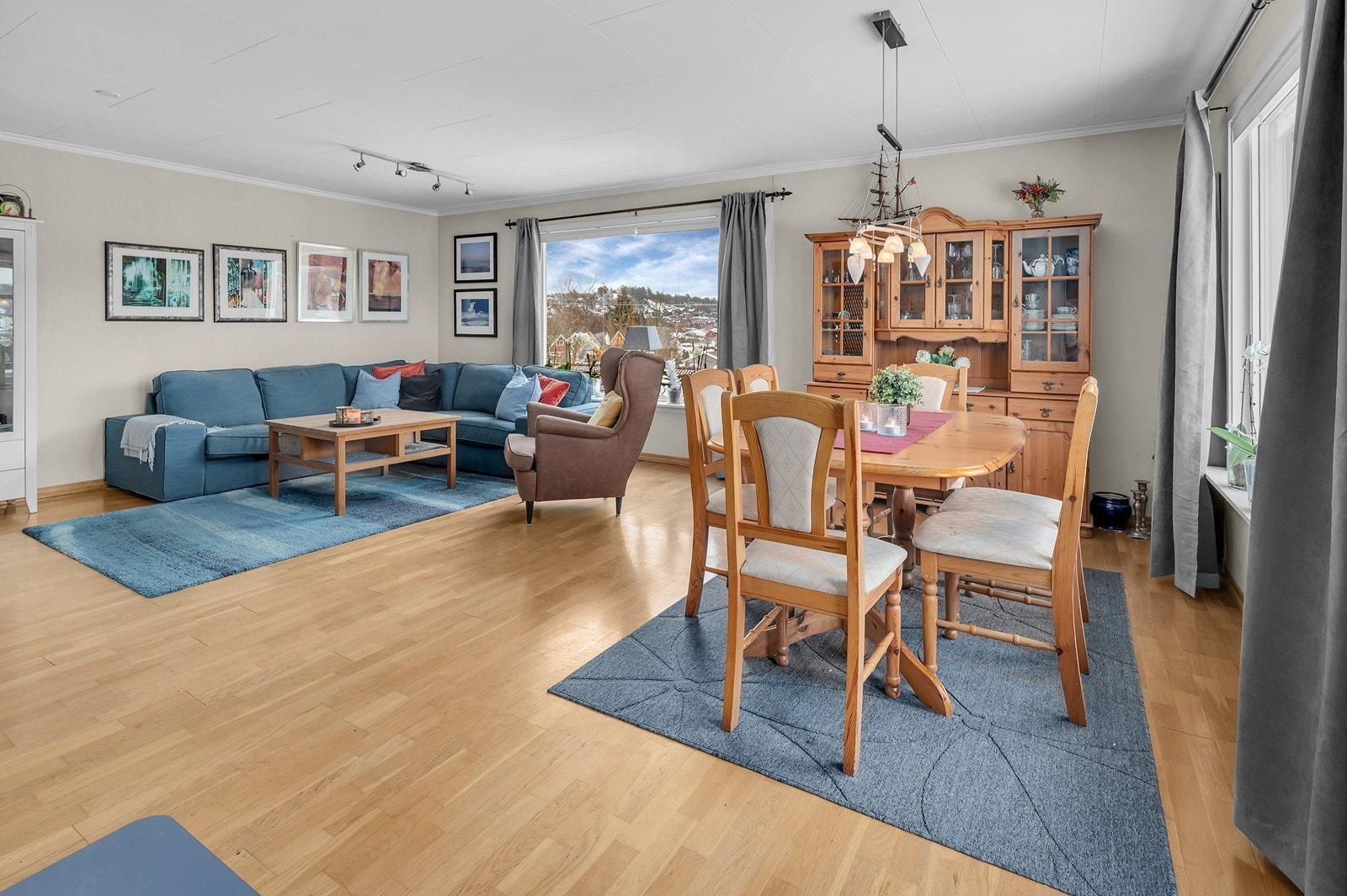 Innvendig byr boligen på en romslig stue med syd/vestvendt utsikt. Galleribilde