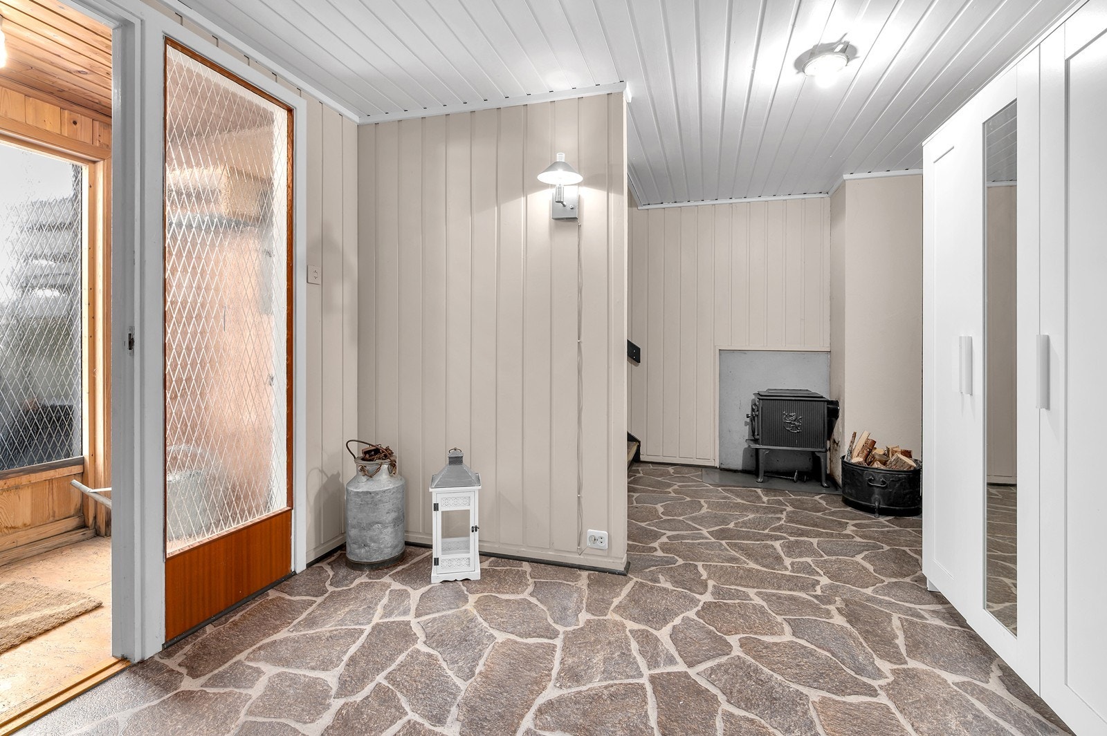 Fra vindfanget kommer man inn til denne gangen. Her er det også vedovn. Galleribilde