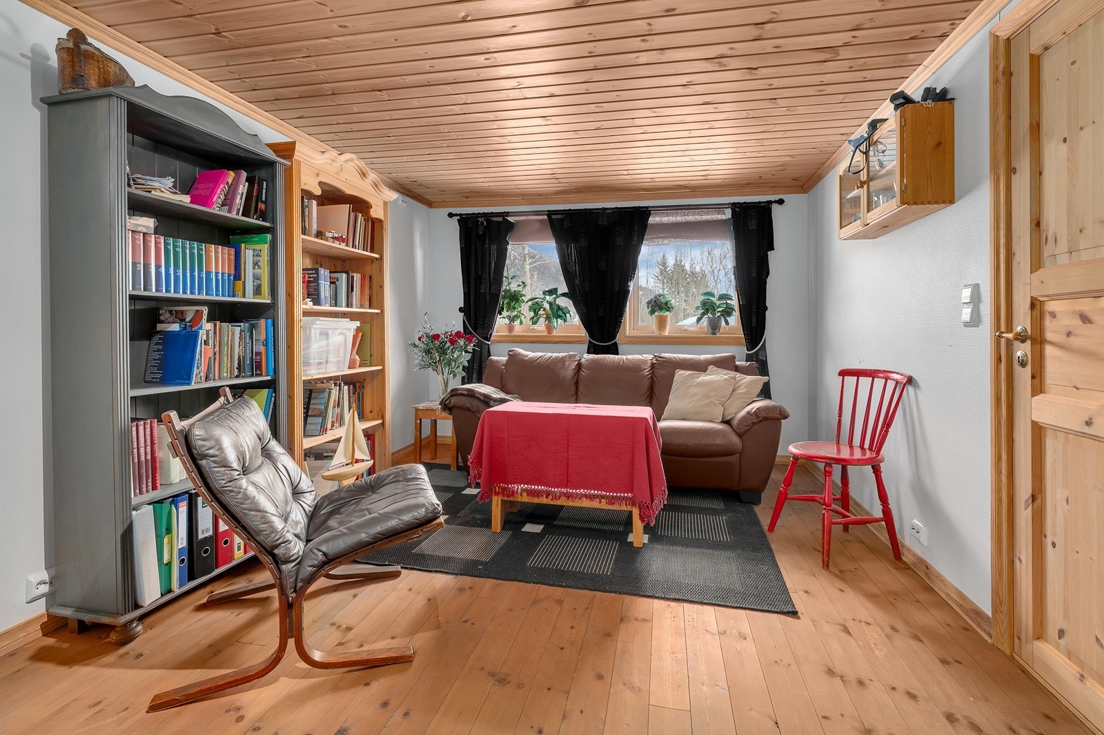 Fra gangen er det inngang til denne kjellerstuen som er omsøkt og godkjent til varig opphold. Rommet er i dag innredet som stue, men har tidligere vært anvendt som soverom. Galleribilde