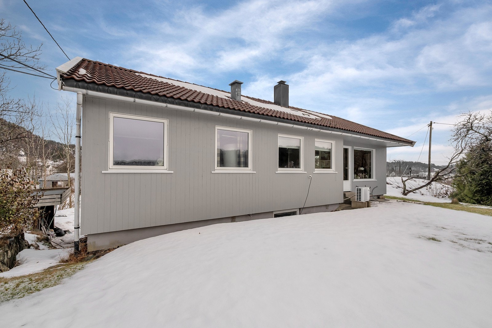 Bygningen har malte trevinduer med 2-lags glass fra 2021. Galleribilde