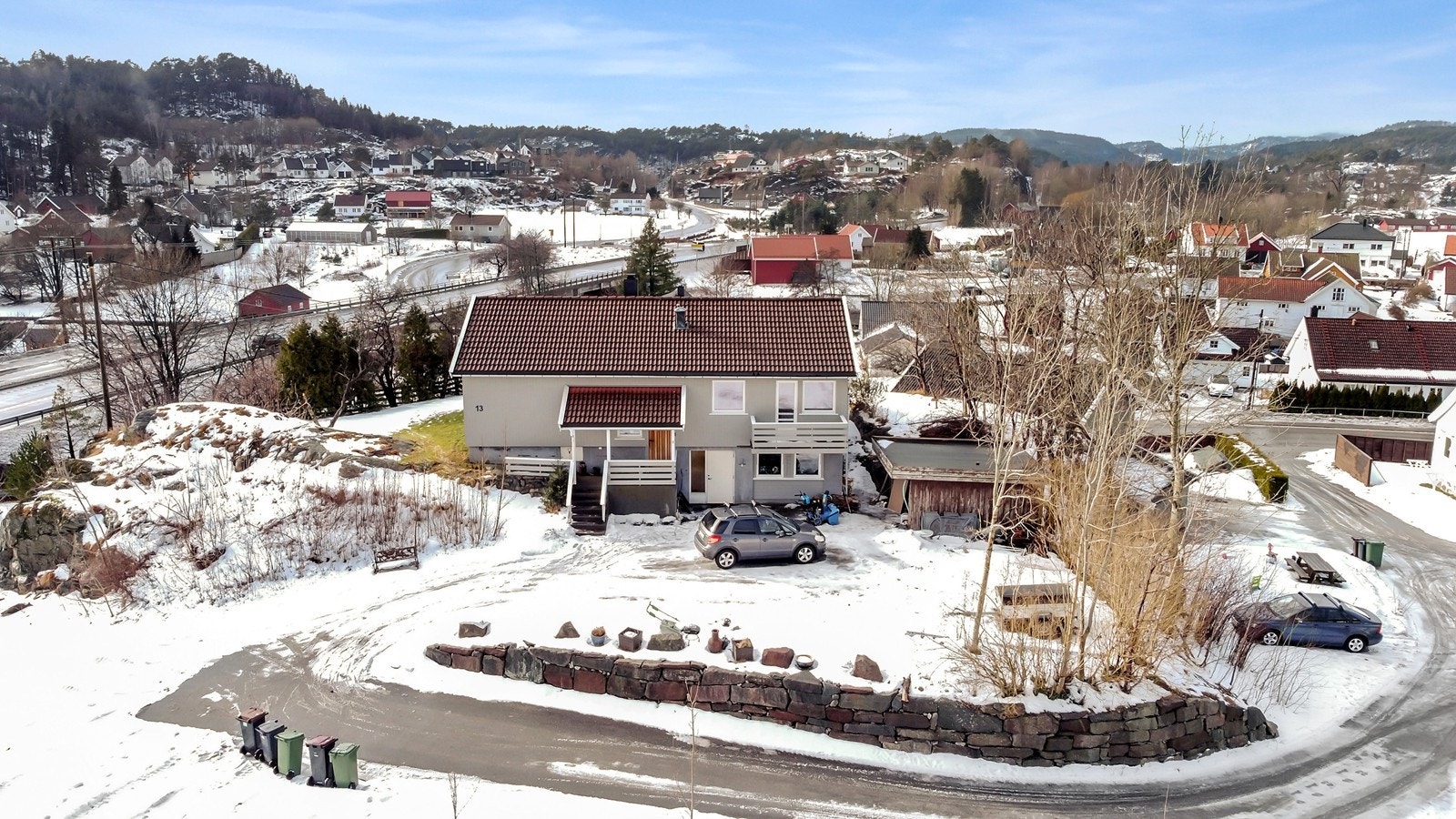 Avkjøring til eiendommen er via privat stikkvei fra Eiekveien nede til høyre. Galleribilde