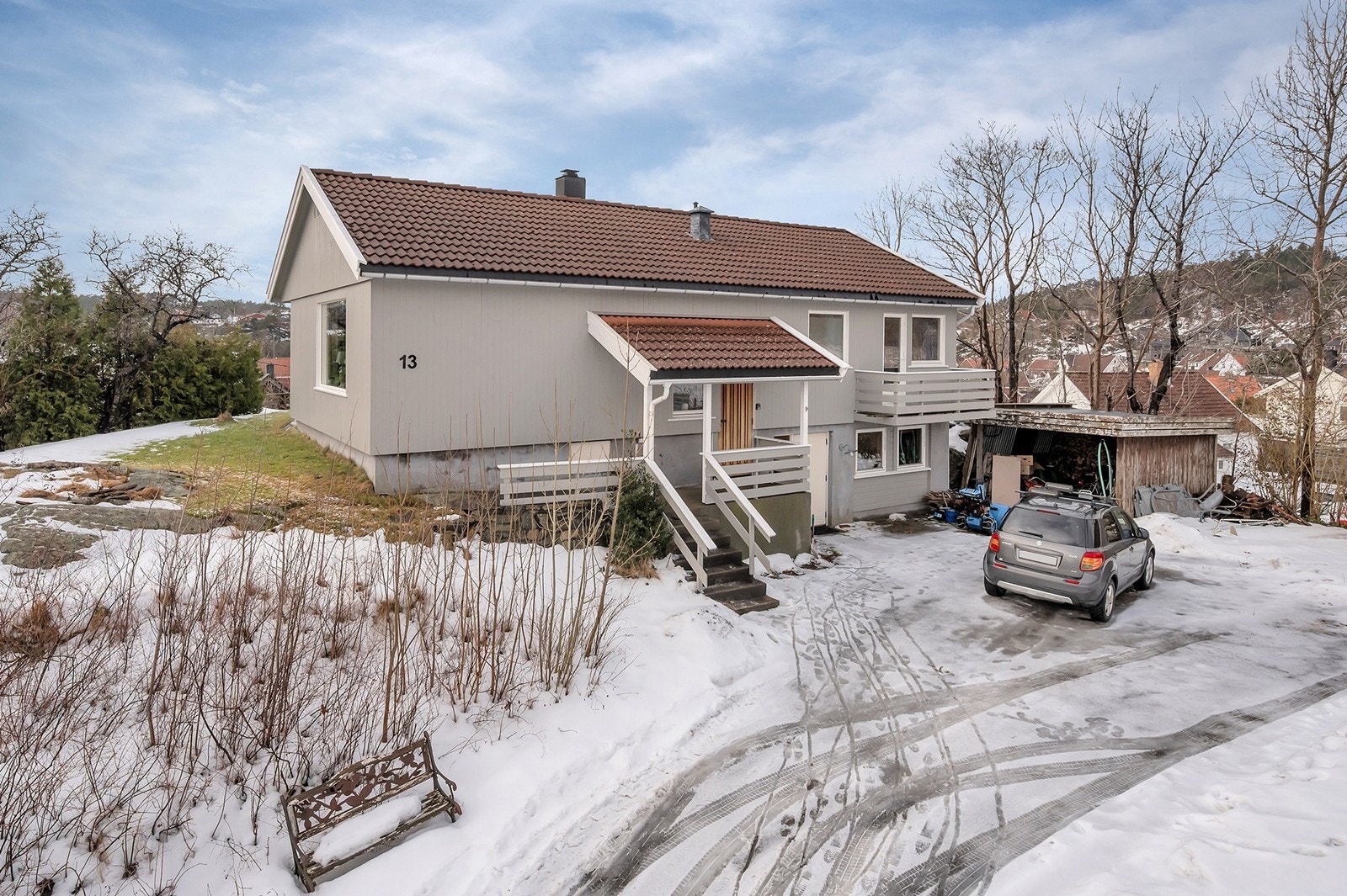 Her får du en usjenert opphøyet tomt med en romslig gårdsplass. God plass for å sette opp garasje. Galleribilde