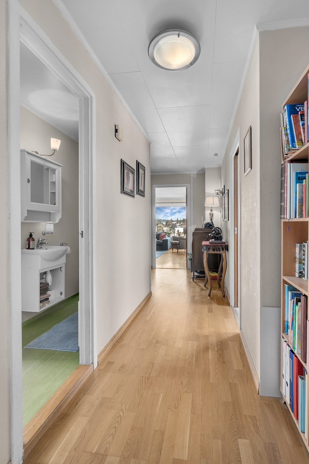 Fra gangen er det enkel tilgang til både stue, toalettrom og kjøkken. Galleribilde