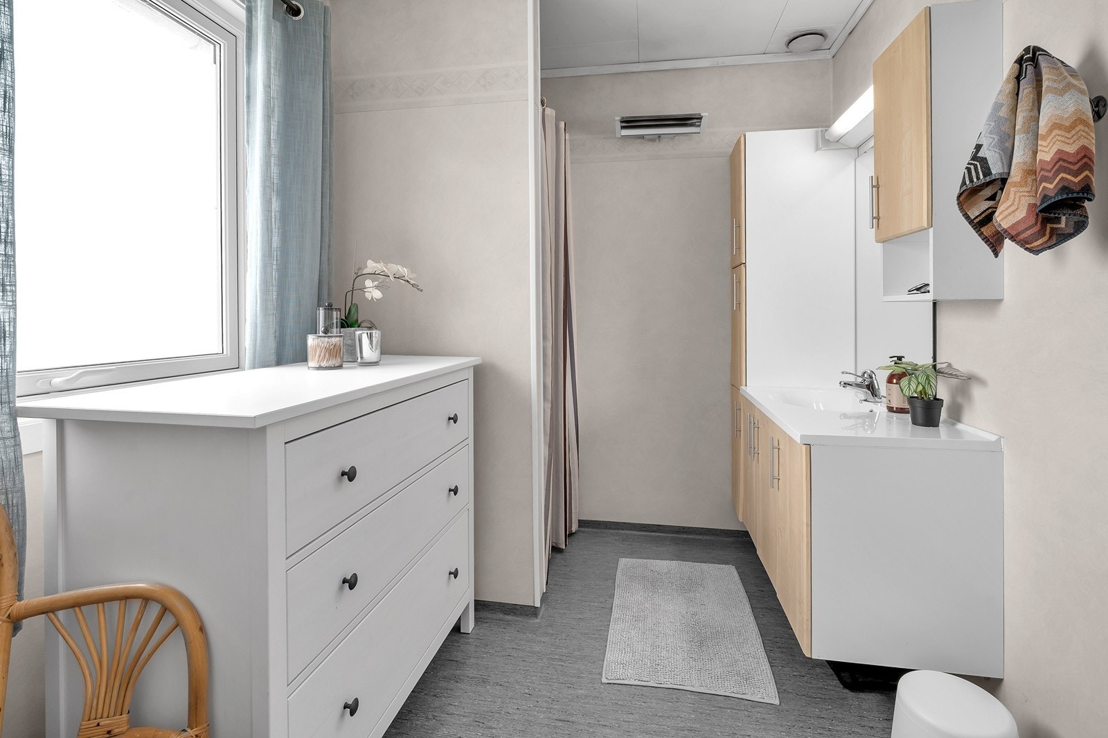 Badet har belegg og innredning fra 2005. Utstyrt med servant med under- og høyskap. Romslig dusjhjørne. Galleribilde