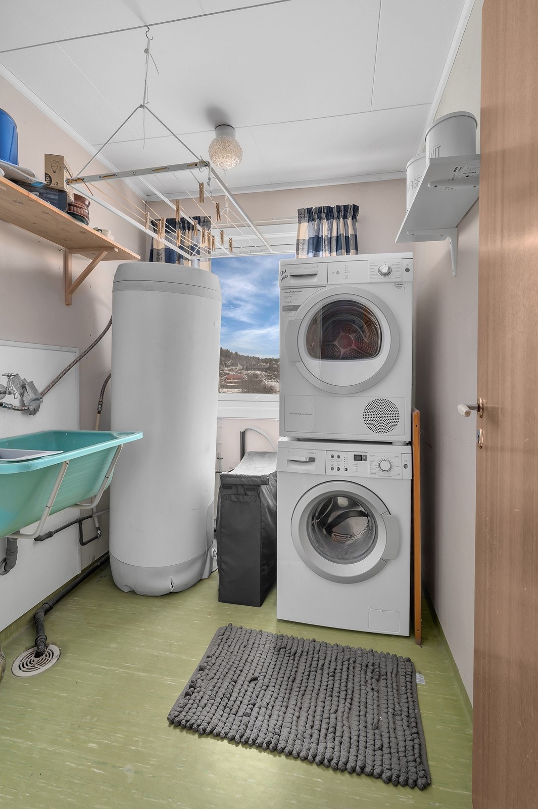 Vaskerommet har belegg på gulvet og ventilasjon med ventil i taket, samt opplegg for vaskemaskin. Praktisk utslagsvask. Galleribilde