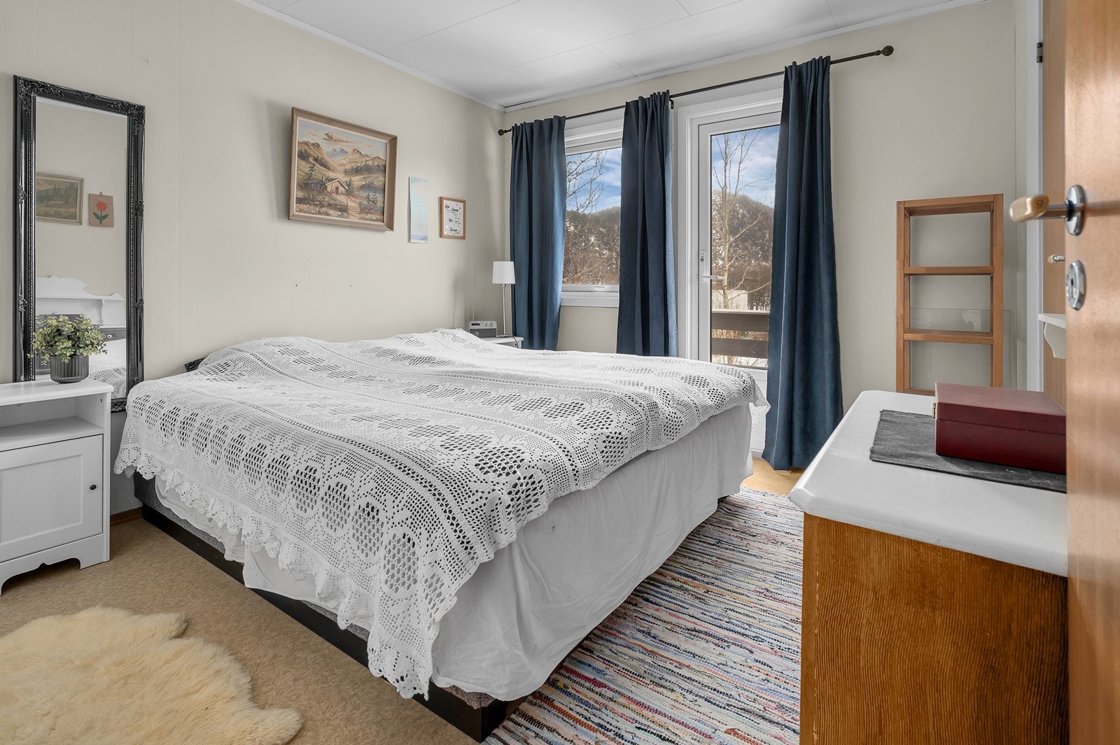 Romslig hovedsoverom med utgang til liten luftebalkong. God plass til stor dobbeltseng. Galleribilde